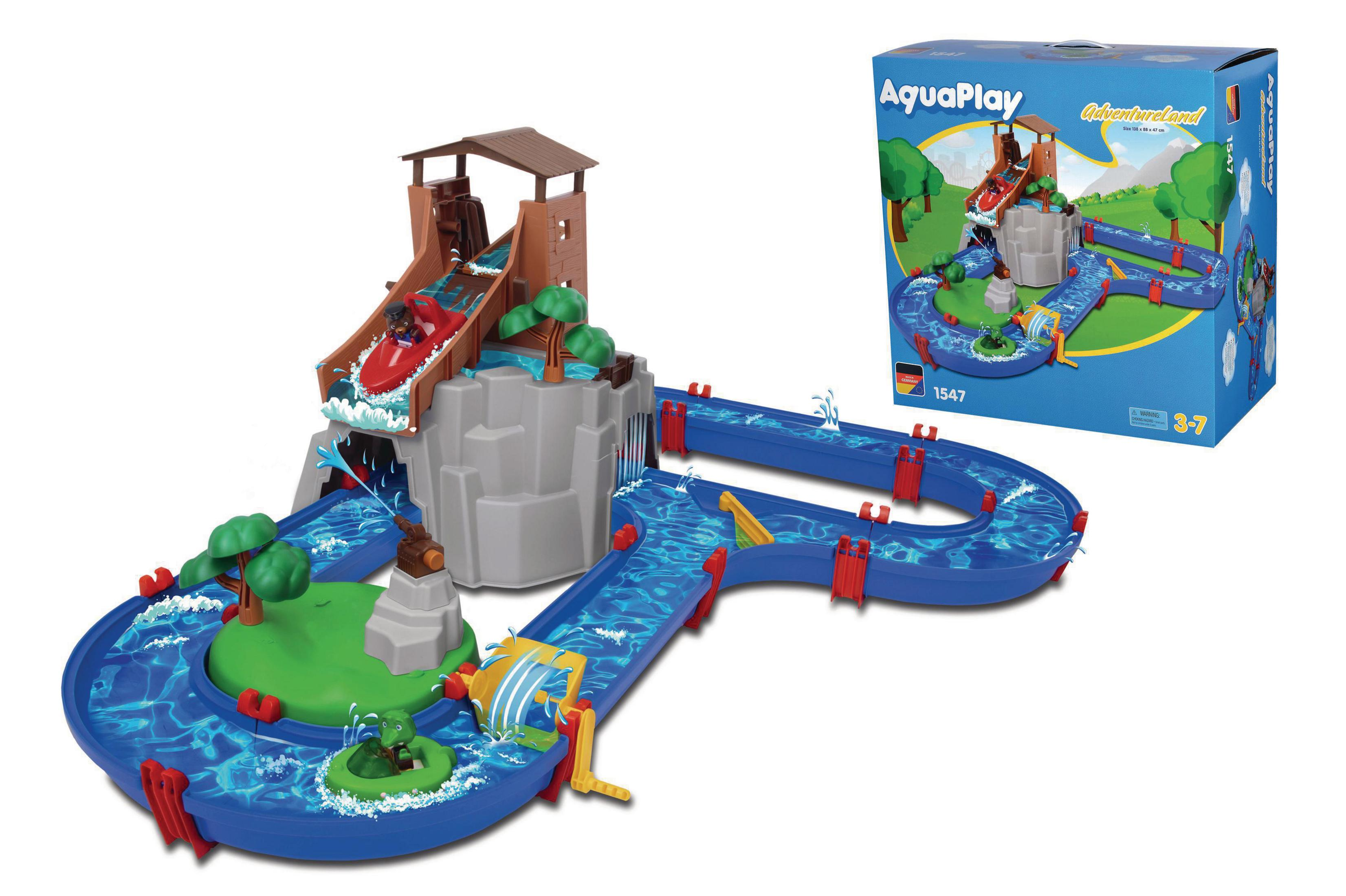 Ein AquaPlay Adventureland Wasserspielplatz, mit einer Box im Hintergrund.