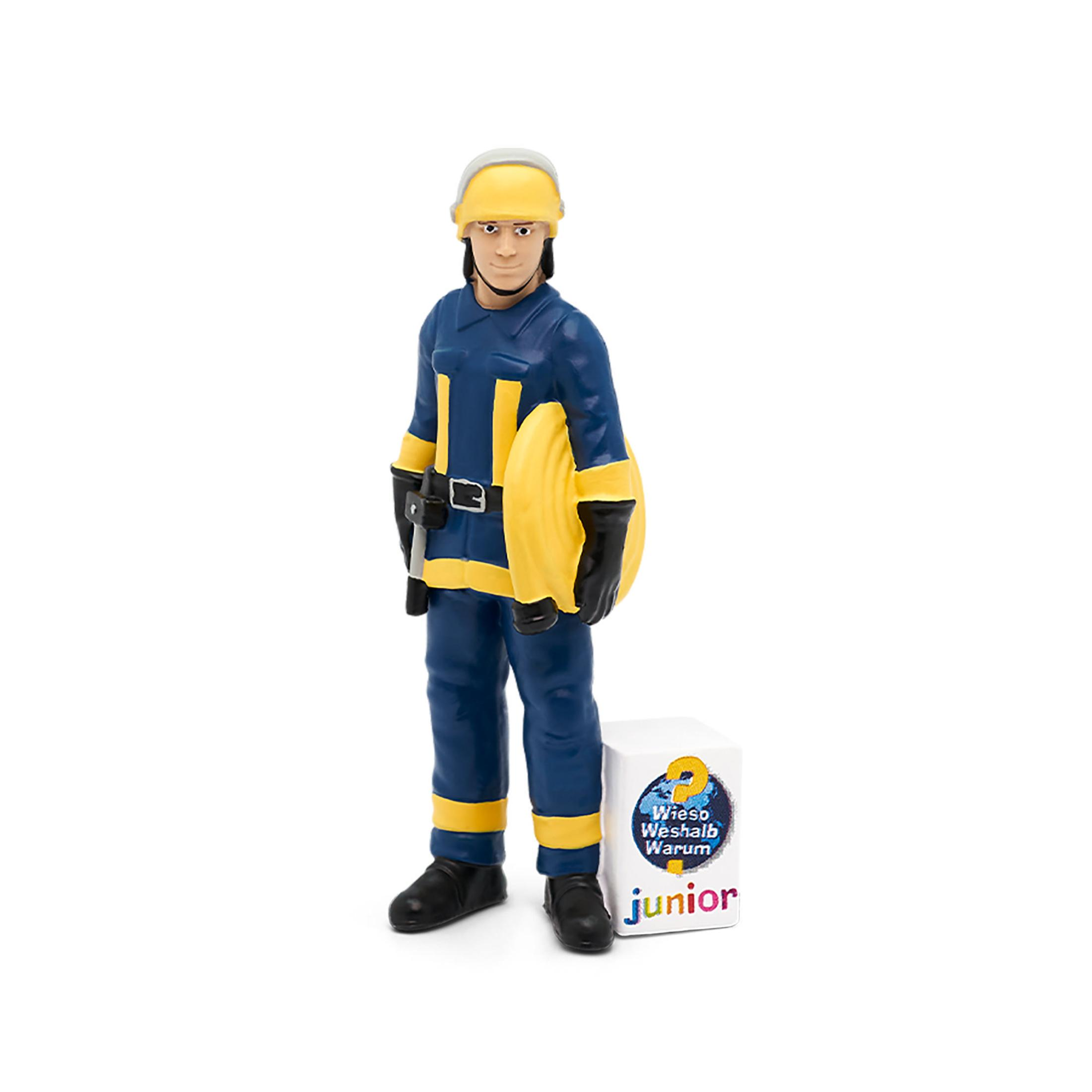 Eine Spielzeug-Feuerwehrmannfigur steht auf einem weißen Block mit Text. Die Figur trägt eine blaue Uniform.