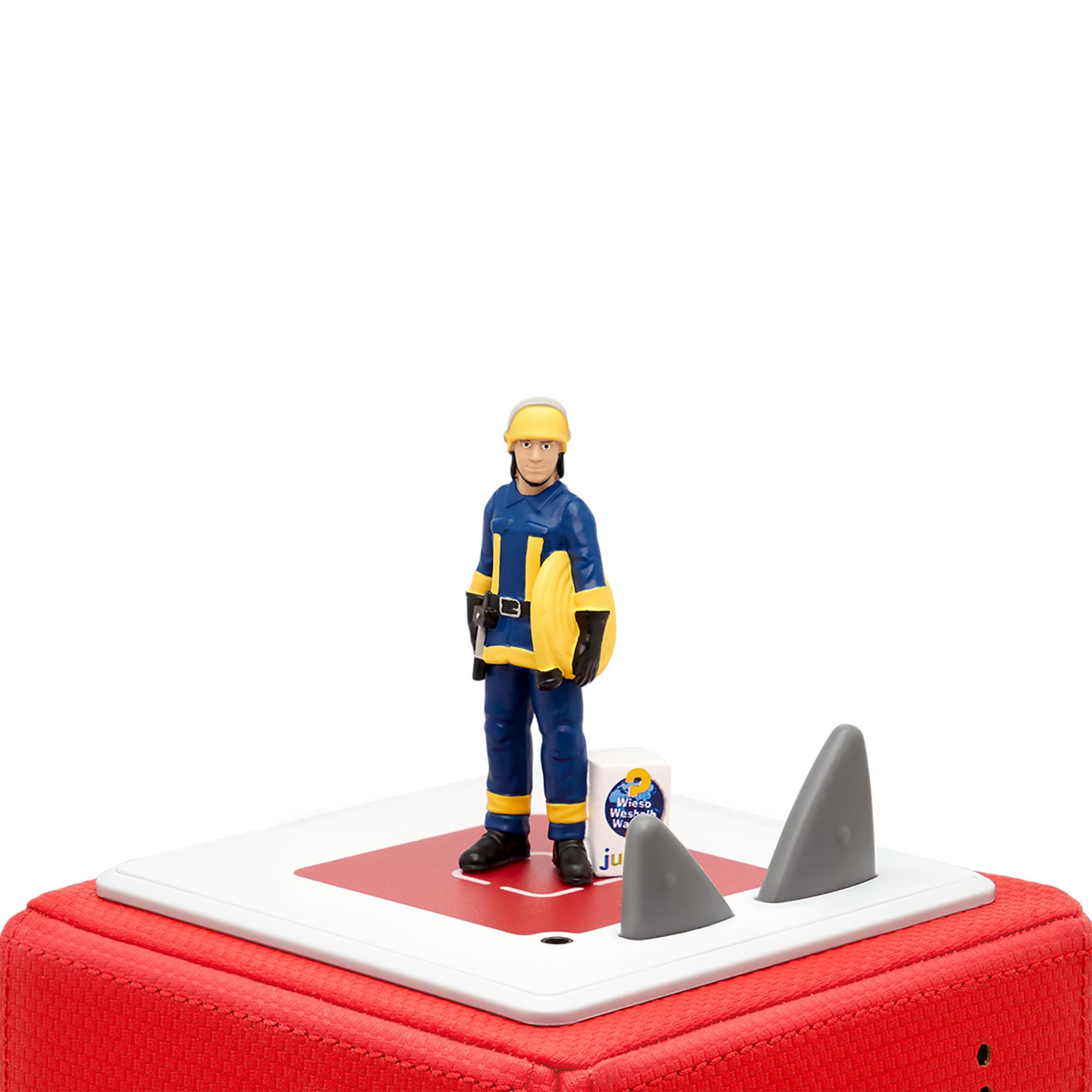 Spielzeugfigur eines Feuerwehrmanns mit gelbem Helm und Uniform, mit gelbem Schlauch, auf roter Basis.