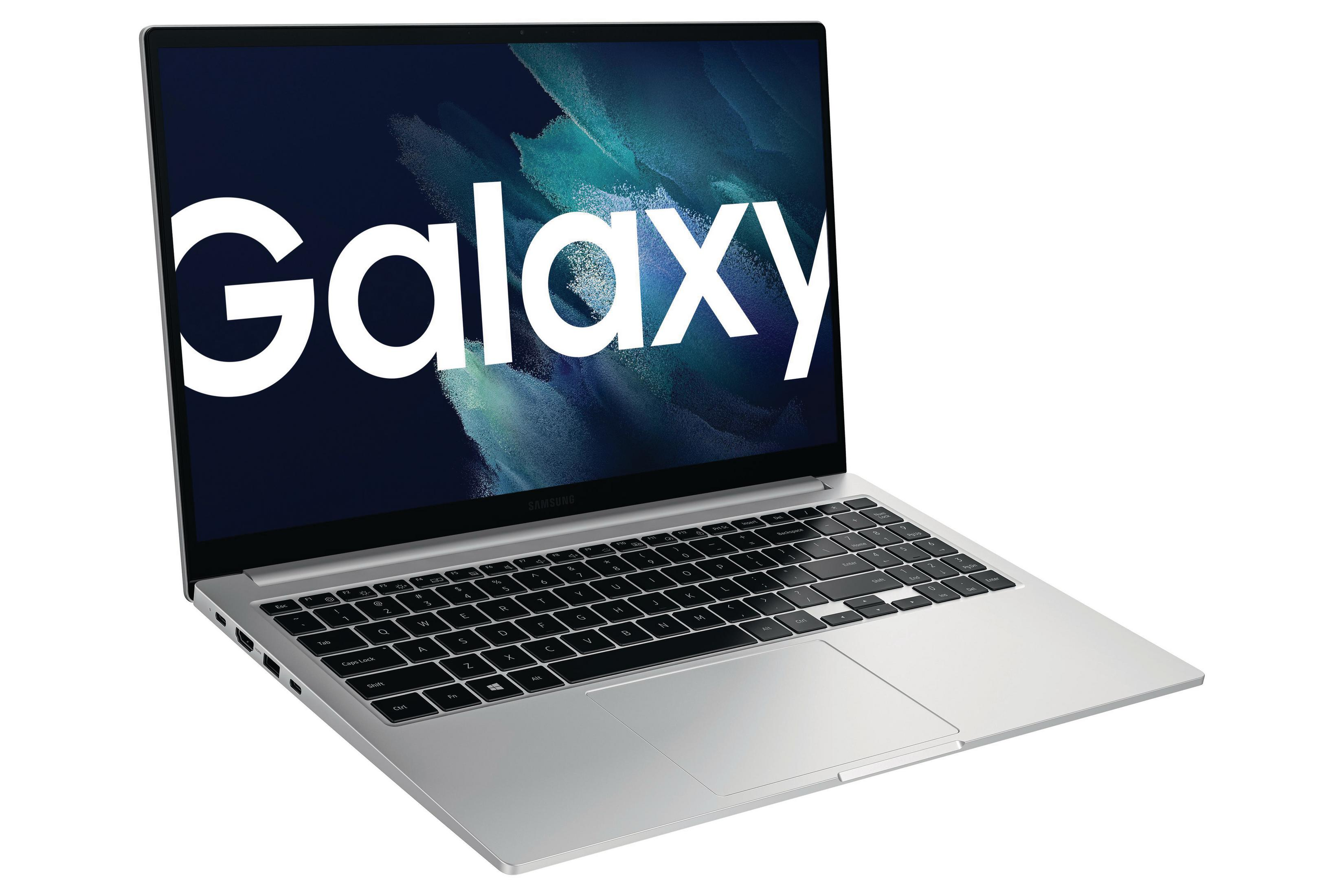 Srebrny laptop Samsung Galaxy ze słowem Galaxy na ekranie.
