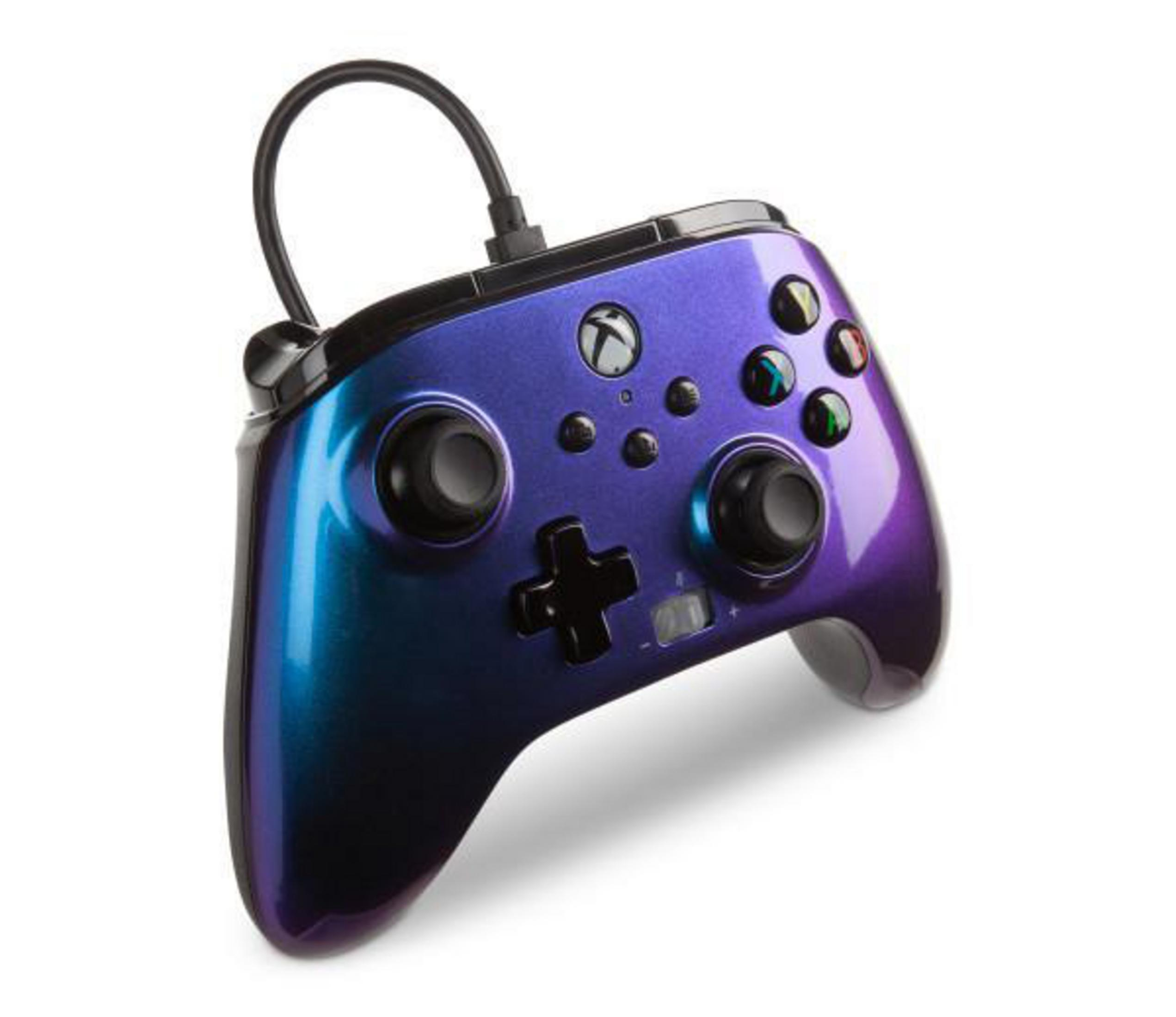 Kontroler do gier z gradientem niebiesko-fioletowym. Białe tło. Widoczne przyciski i gałki.