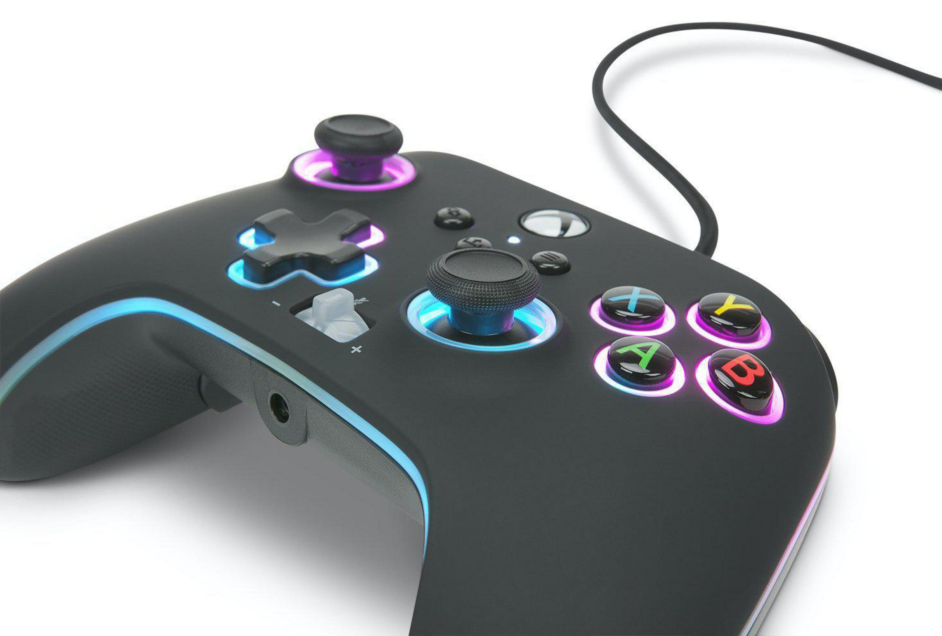 Schwarzer Xbox-Controller mit bunten Knöpfen und Lichtern. Ein Kabel ist angeschlossen.
