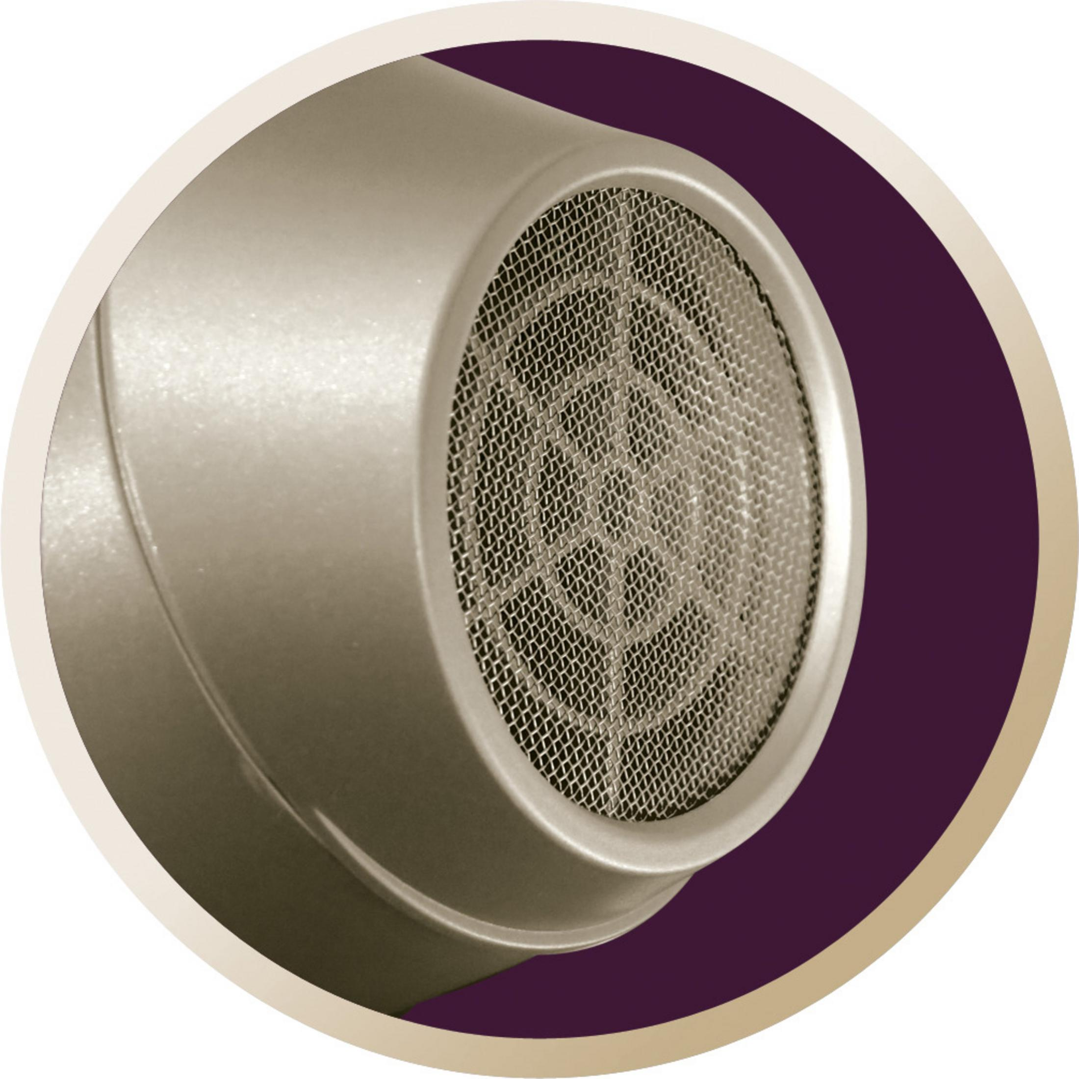 Zbliżenie suszarki do włosów. Ostrość skupiona jest na wylocie powietrza, z filtrem siatkowym.