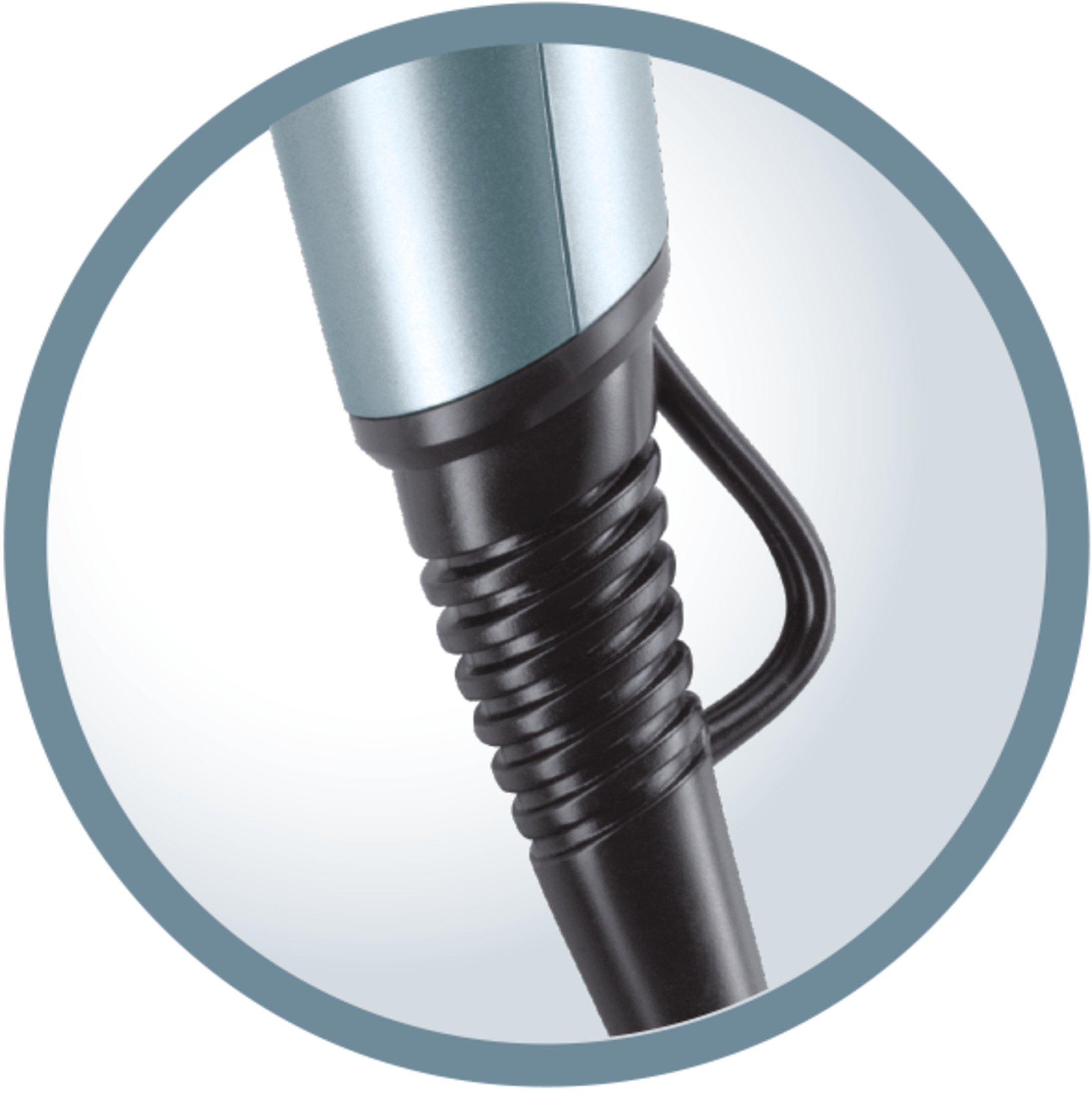 Zbliżenie uchwytu lokówki z czarnym, spiralnym przewodem zasilającym.