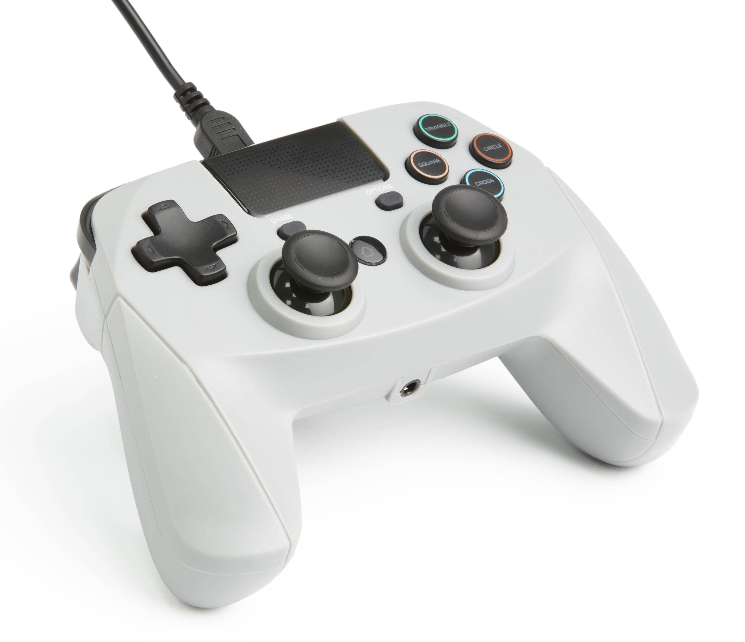 Controller di gioco grigio con pulsanti. Ha due joystick, un pad direzionale e pulsanti.