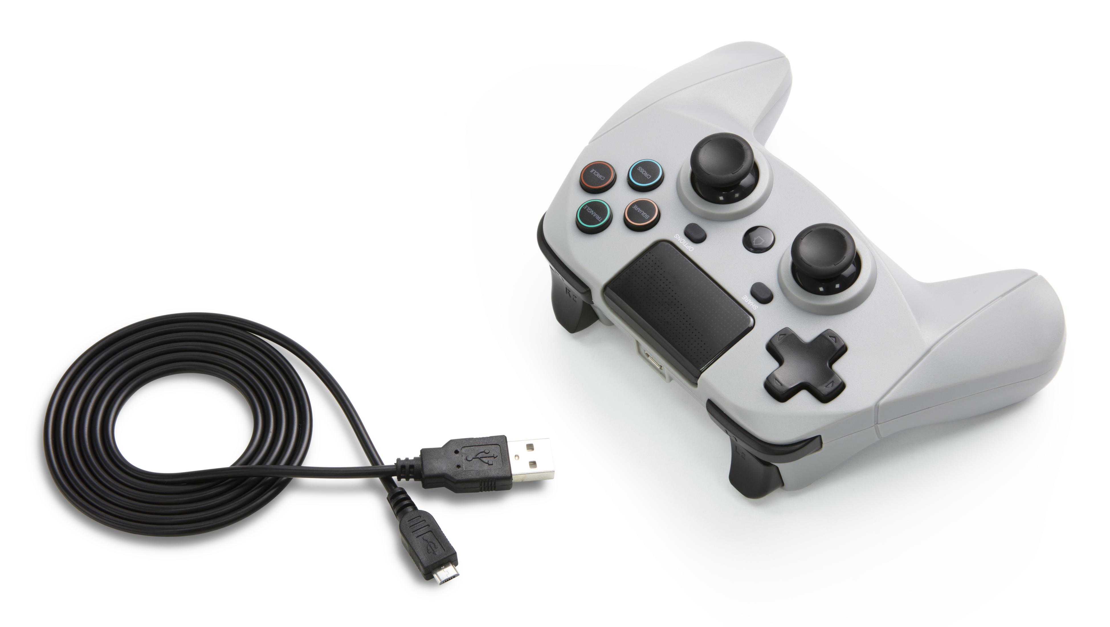 Un controller di gioco grigio e un cavo USB nero arrotolato su una superficie bianca.