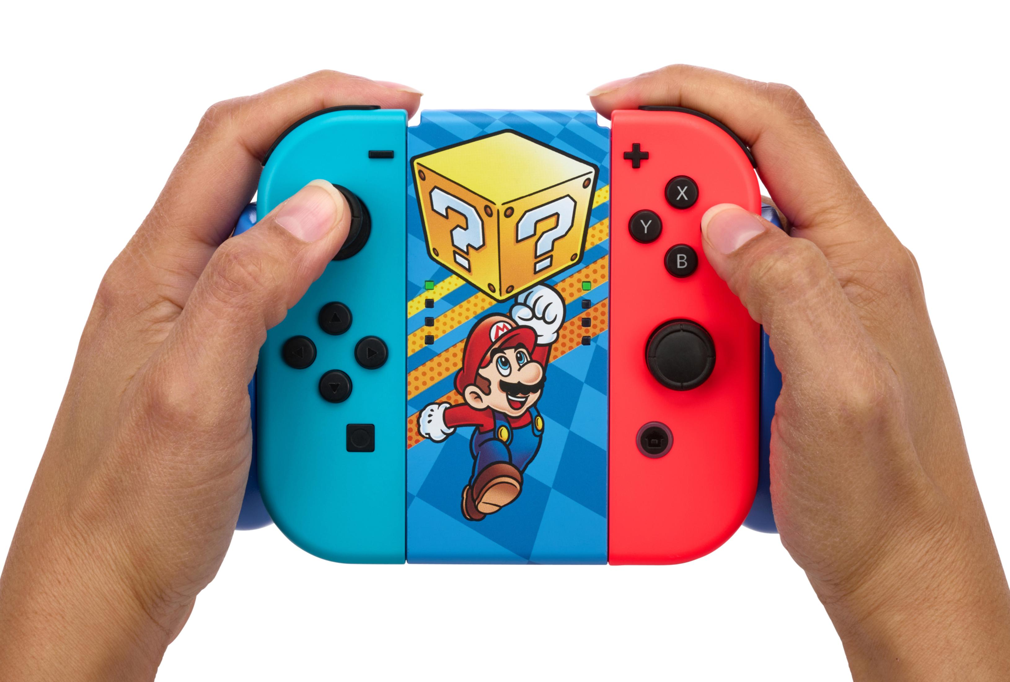 Ręce trzymające konsolę Nintendo Switch z motywem Mario, na białym tle.