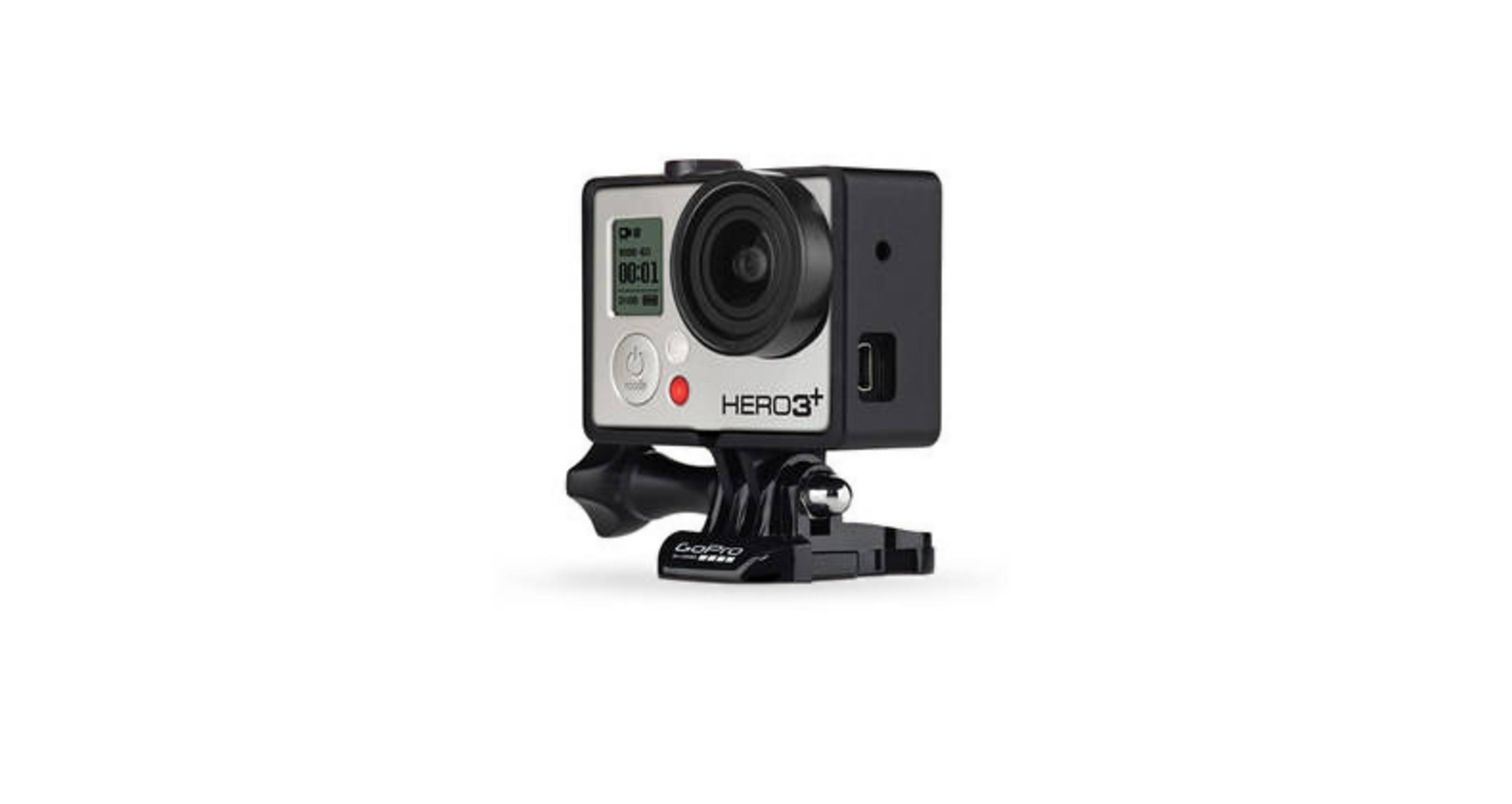 Una cámara Go Pro Hero3+ se muestra sobre un fondo blanco; es negra y plateada.