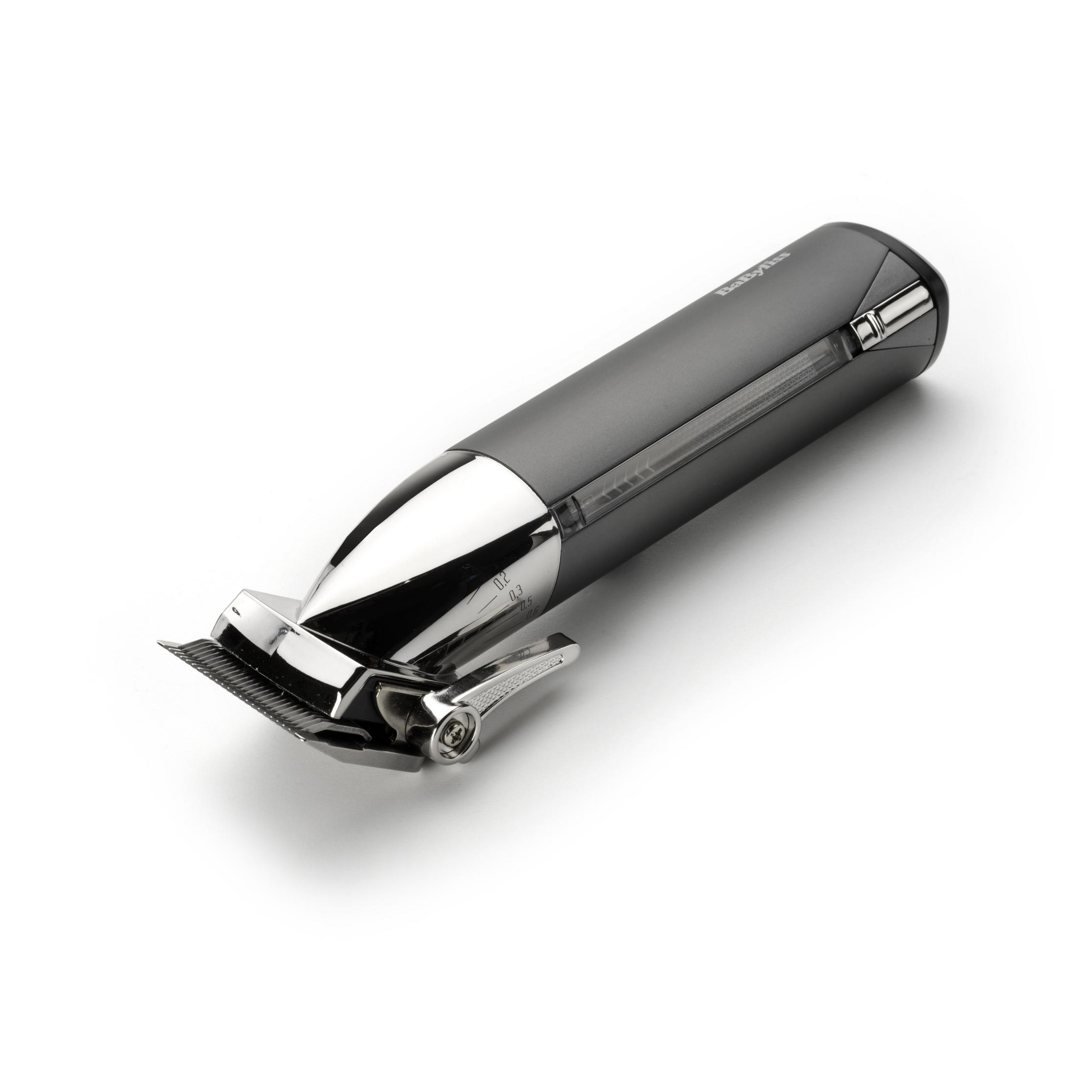 Cortapelos Babyliss gris sobre fondo blanco, con partes plateadas y una cuchilla.