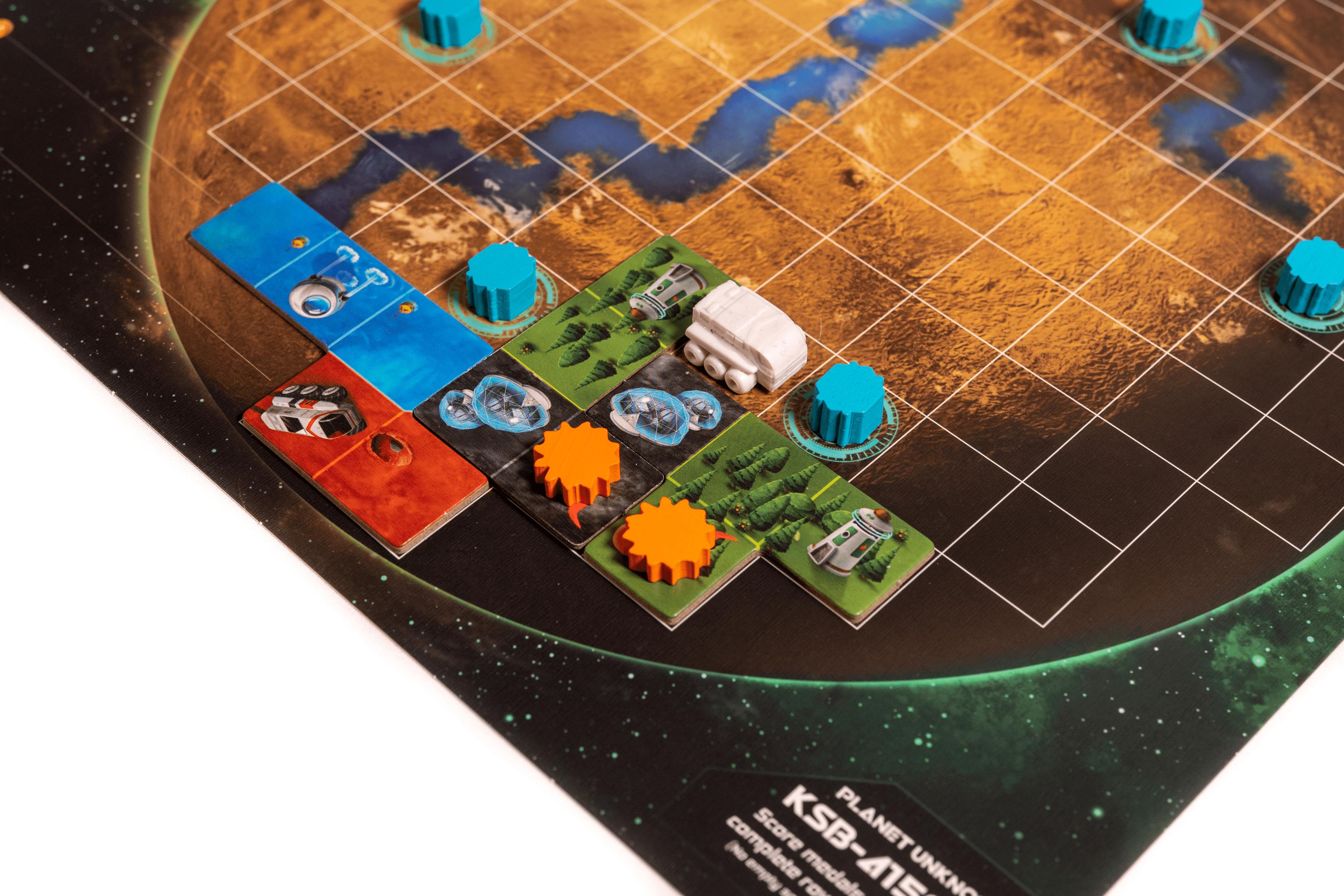 Brettspiel mit Planeten- und Weltraumthema, Spielsteine sichtbar.