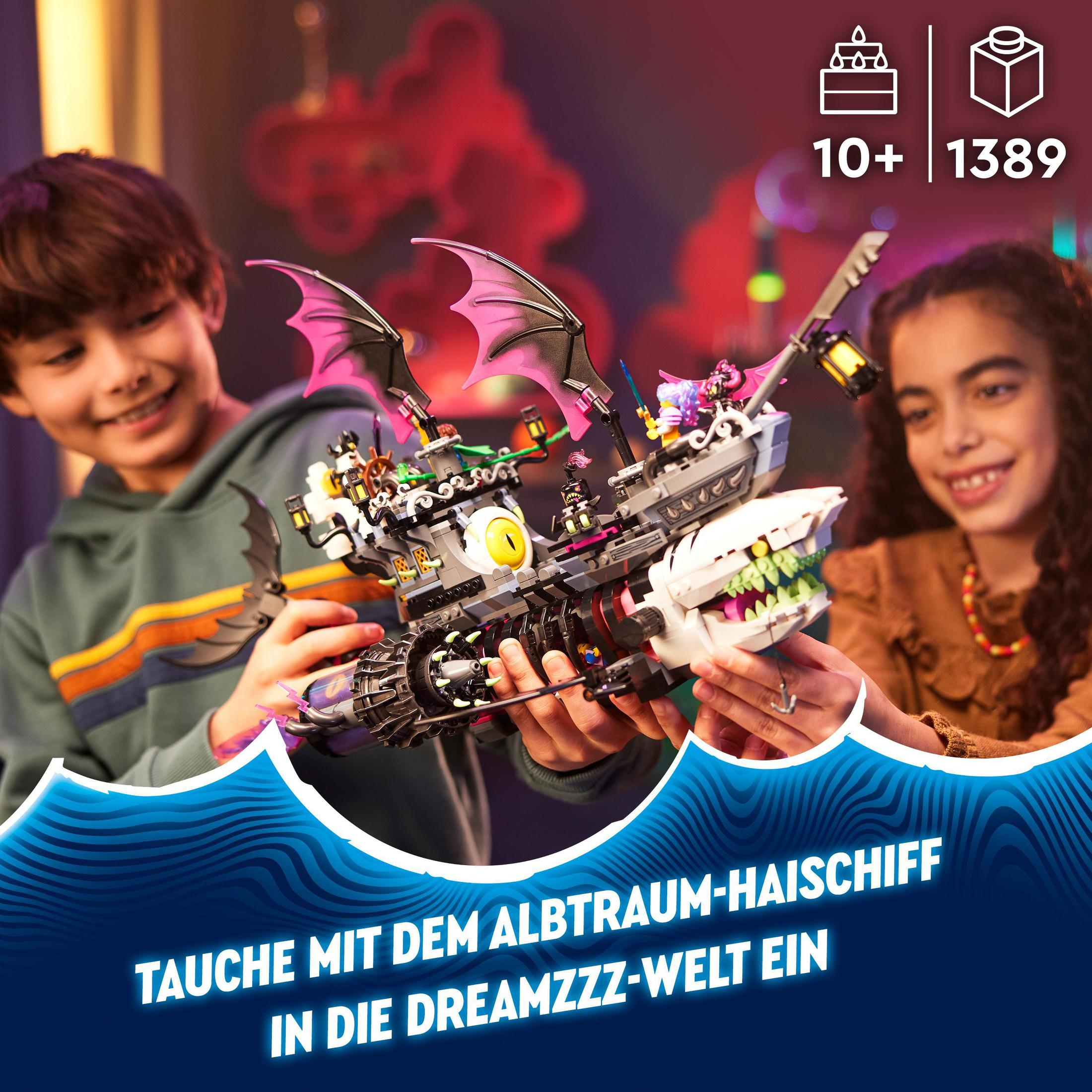 Zwei Kinder halten ein Lego-Schiff. Das Schiff ist schwarz-weiß mit lila Akzenten und einem Drachenkopf.