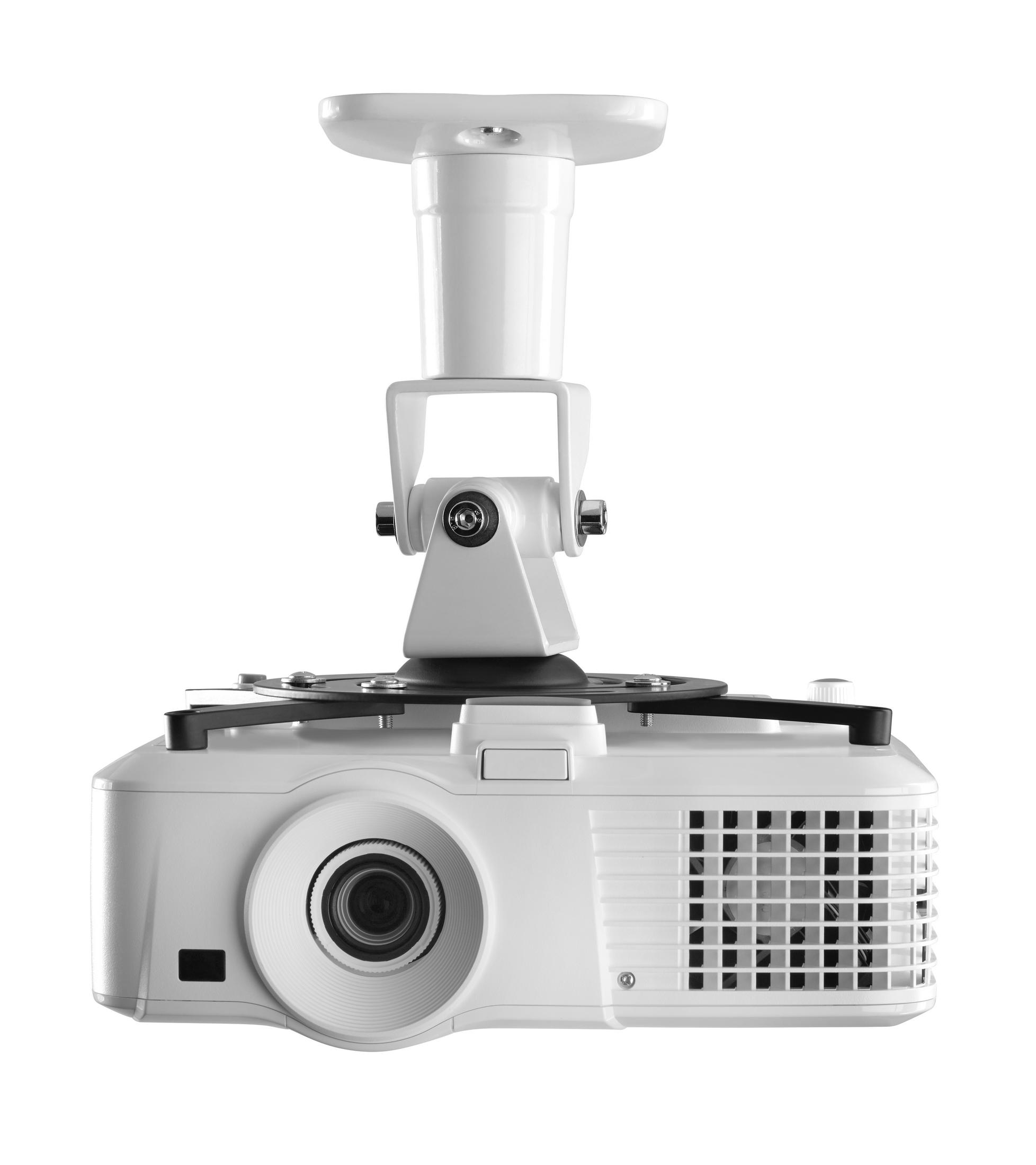 Biały projektor zamontowany na białym uchwycie sufitowym. Ma obiektyw i otwory wentylacyjne.