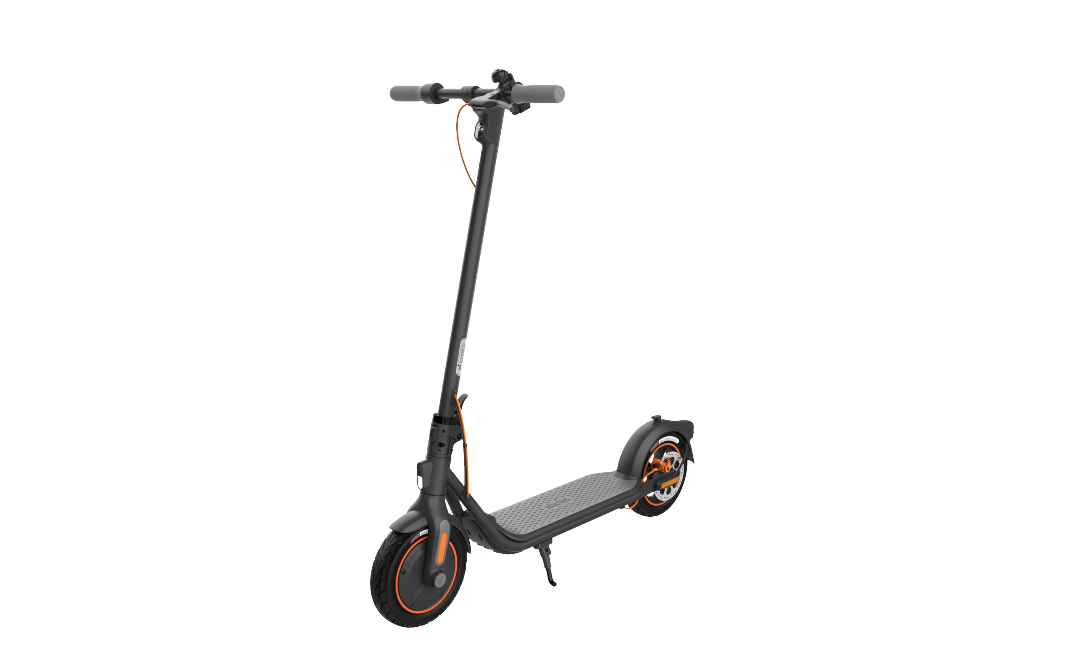 Schwarz-oranger Elektroroller auf weißem Hintergrund. Der Roller ist nach rechts angewinkelt.
