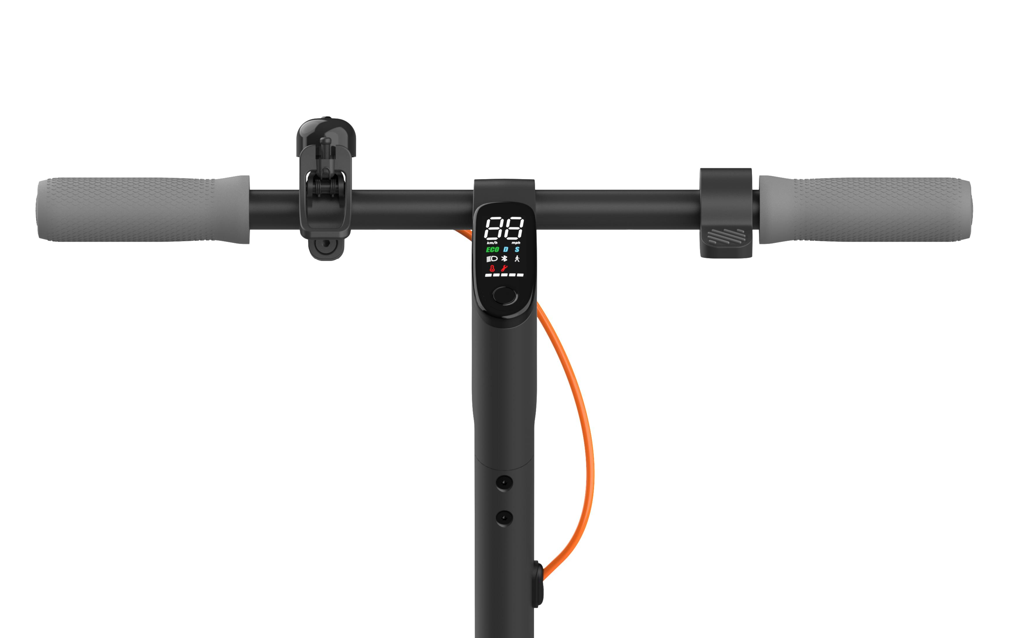 Nahaufnahme eines schwarzen Elektroroller-Lenkers mit Display.