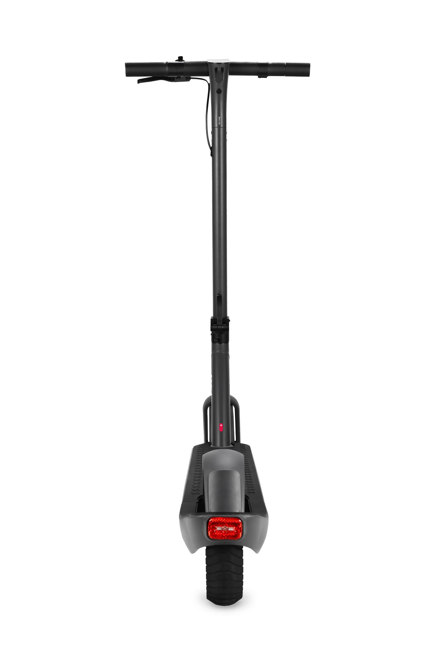 Ein schwarzer Elektroroller, Rückansicht. Der Roller hat ein Rücklicht und einen Vollreifen.