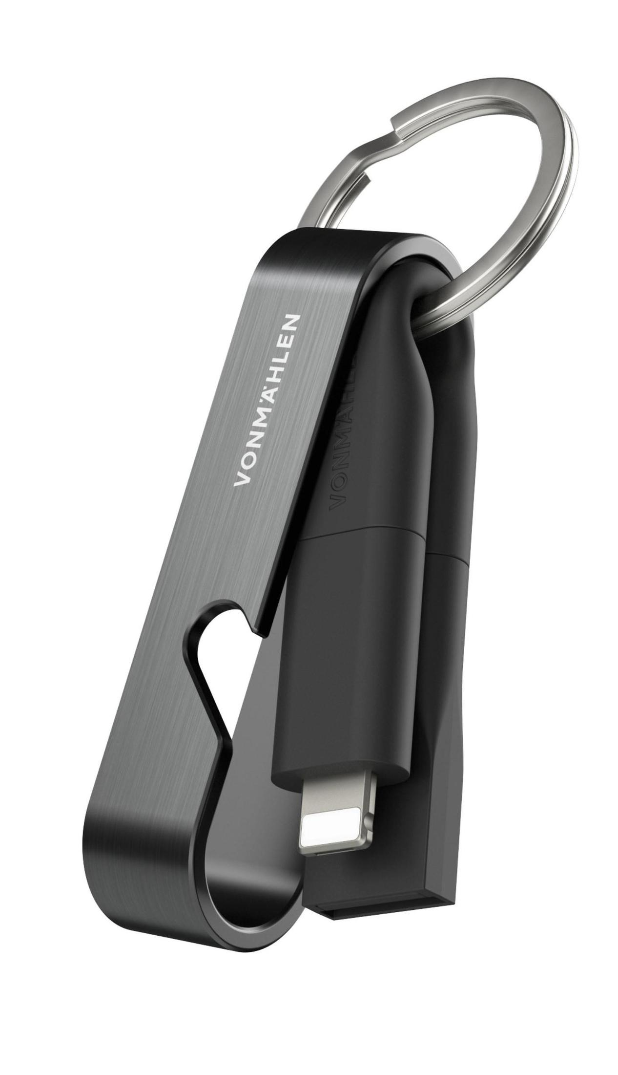 Portachiavi con cavo USB-C e apribottiglie, tutto in nero e argento.