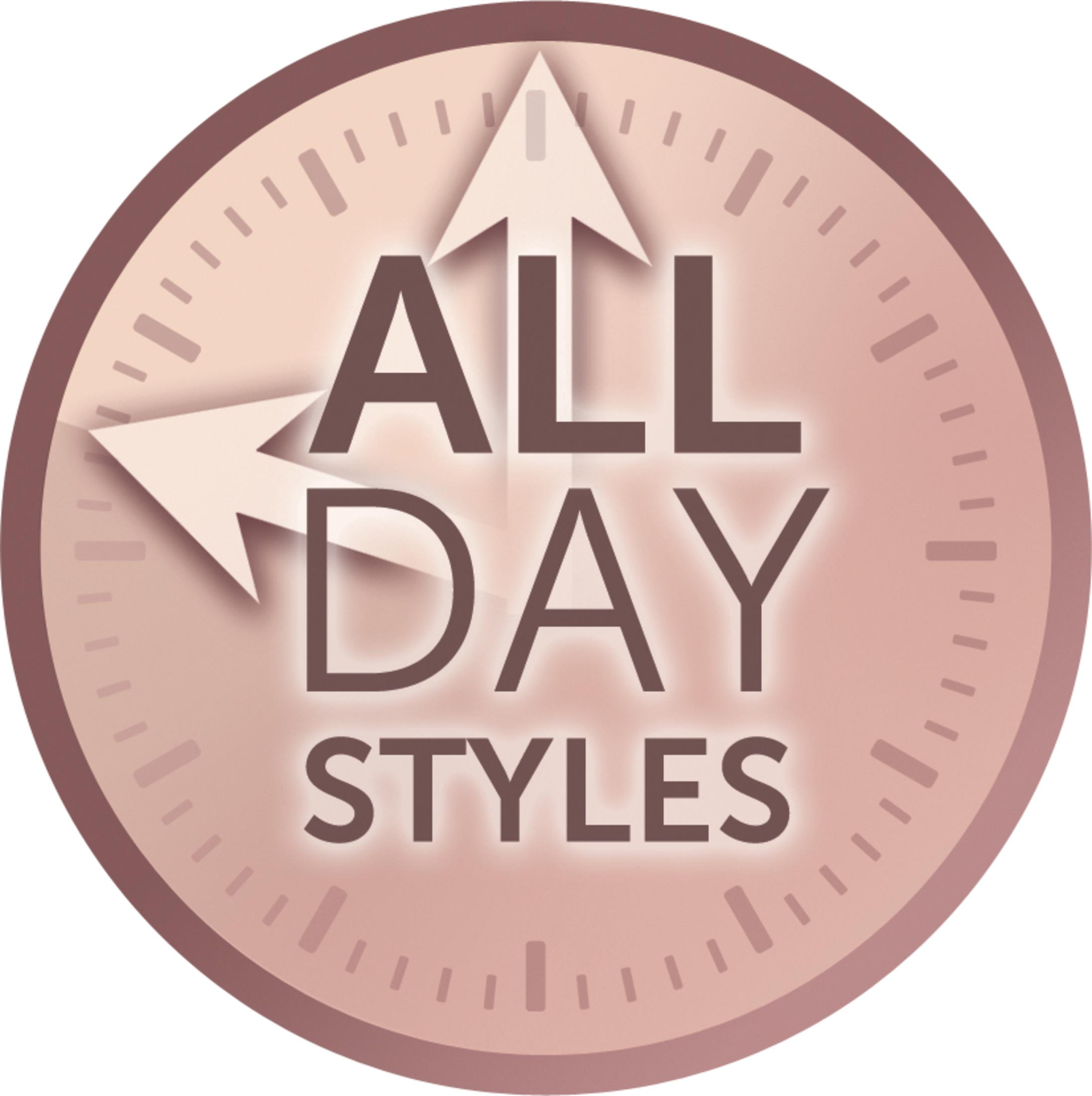 Logo z zegarem i strzałkami z tekstem: ALL DAY STYLES. Tło jest różowe.