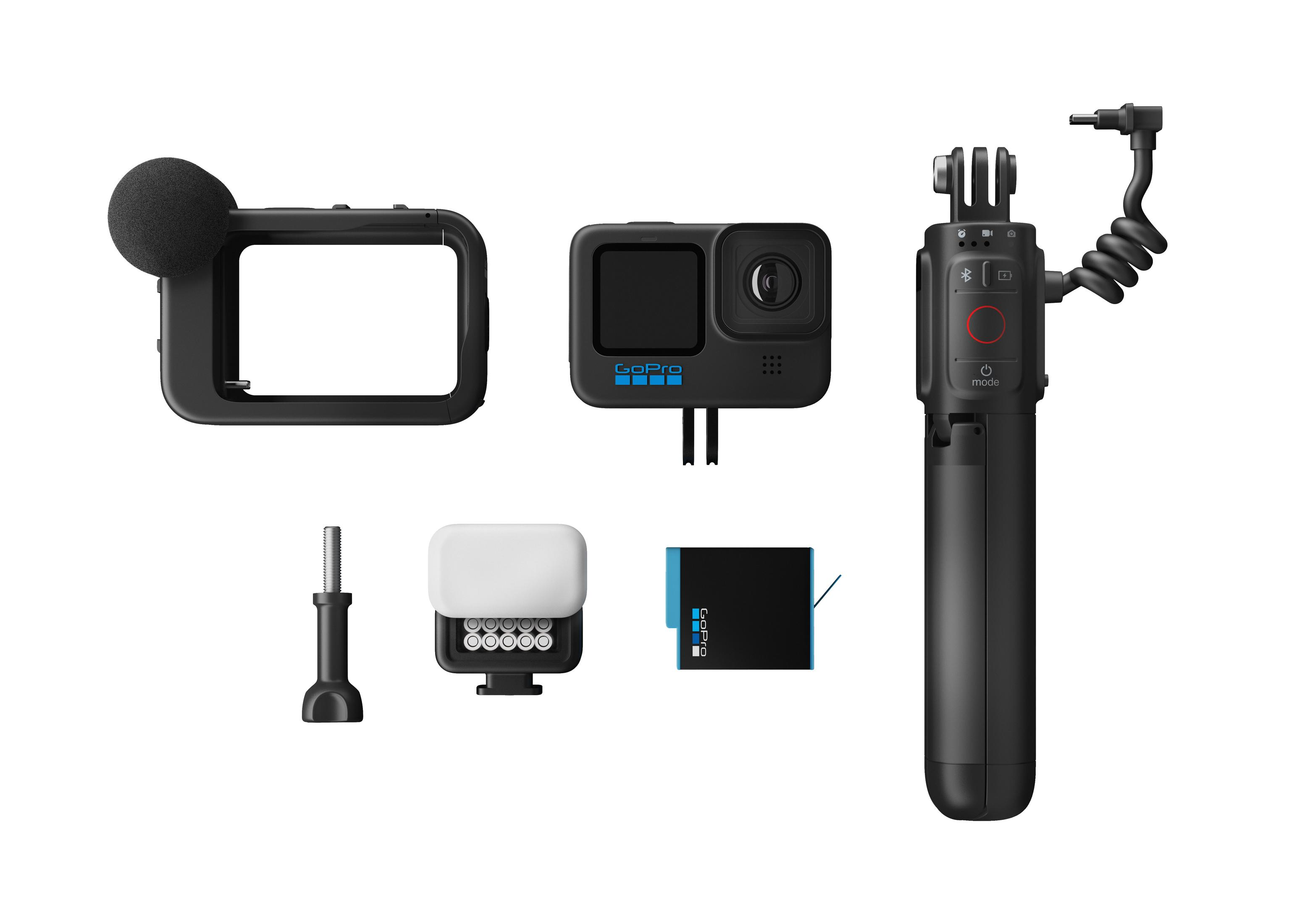 Cámara GoPro negra y accesorios sobre un fondo blanco.