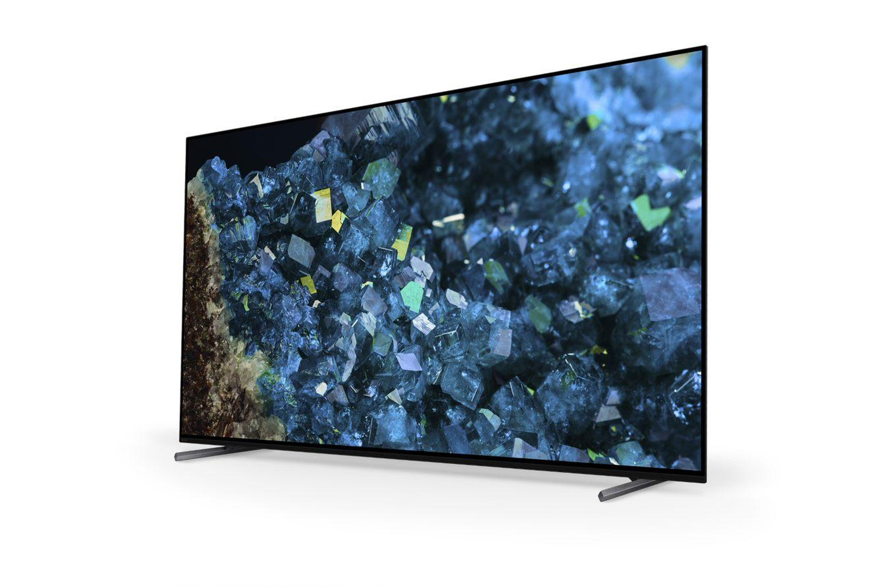 Una TV nera con un'immagine blu simile a cristallo sullo schermo. La TV è su uno sfondo bianco.