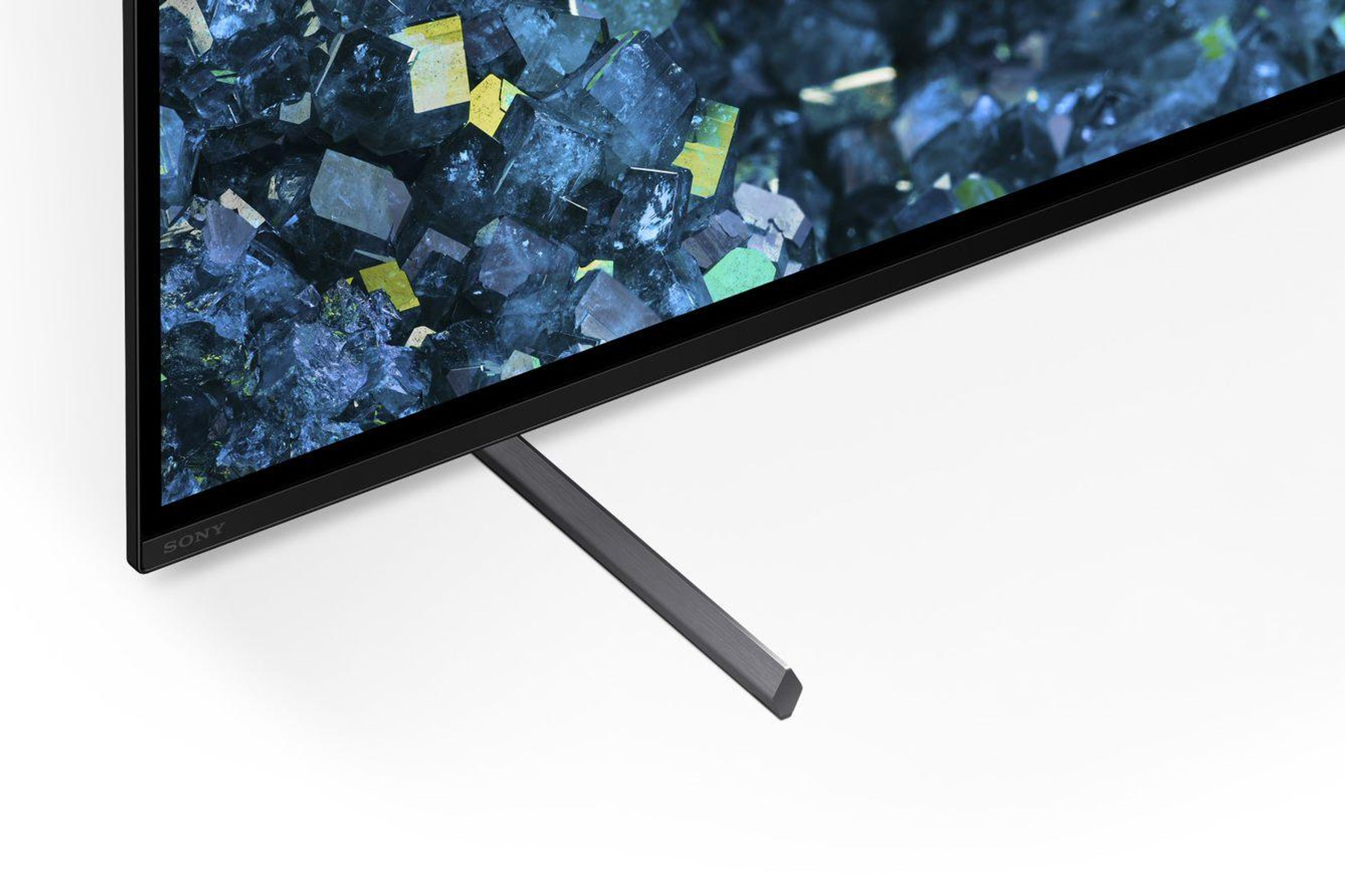 TV nero con supporto. Supporto e cornice neri. Sfondo bianco.