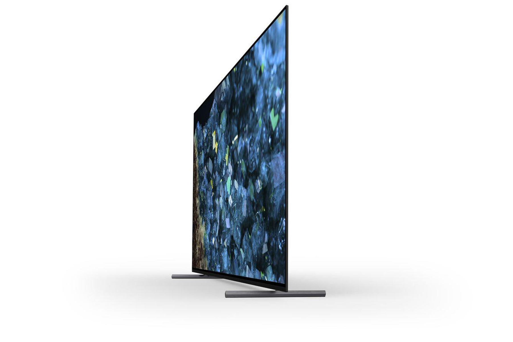 Vista laterale di una TV nera con un motivo floreale sullo schermo. Sfondo bianco.
