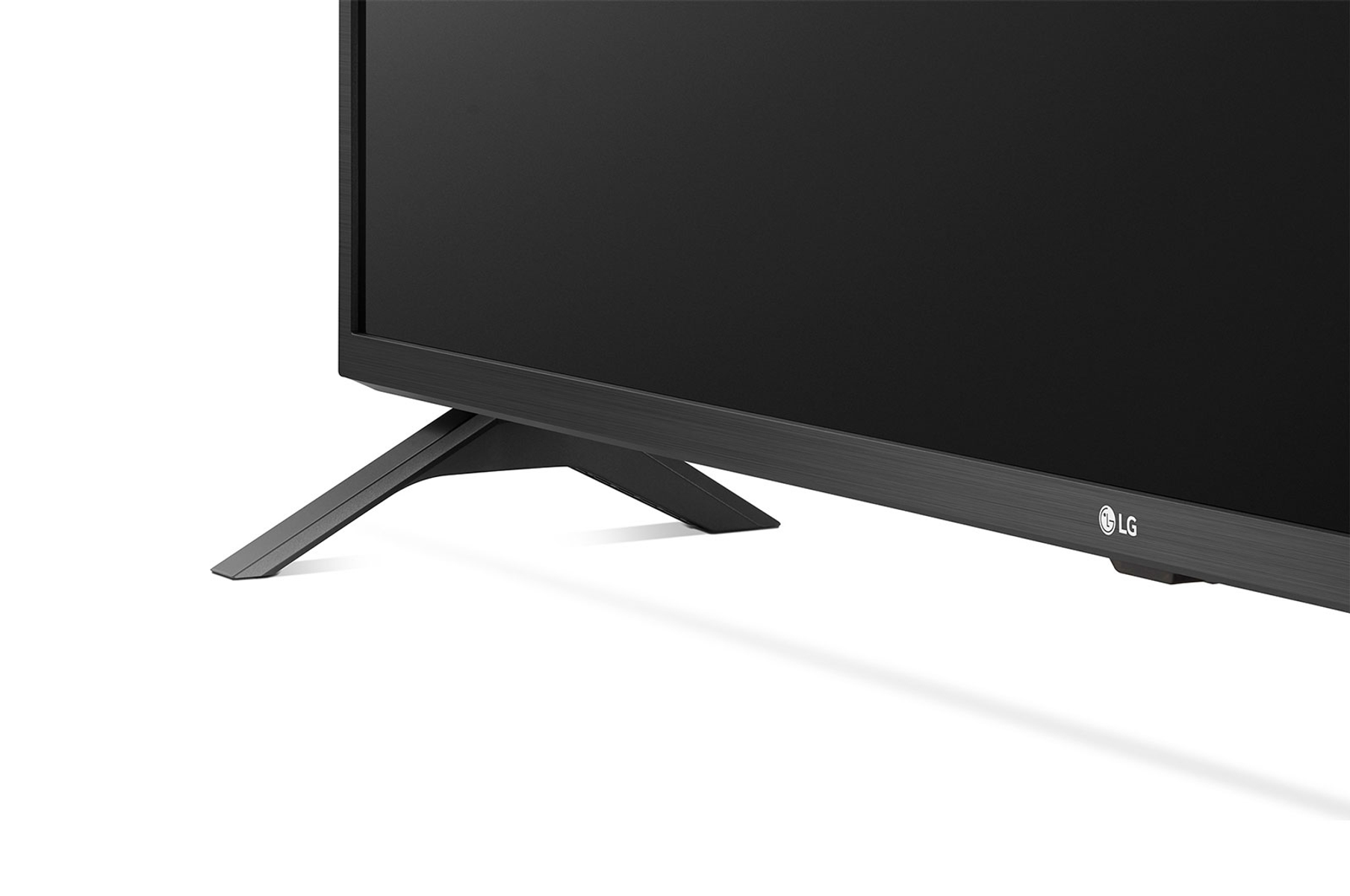Primo piano di una TV nera con supporto su sfondo bianco, che mostra la base e lo schermo.