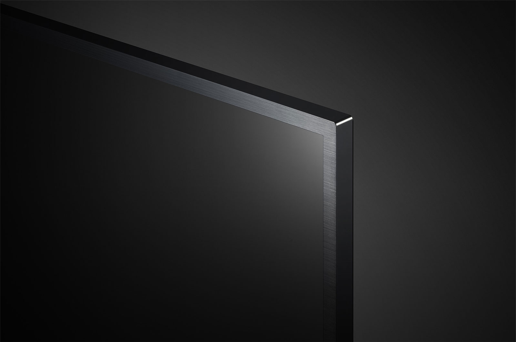 Vista laterale di una TV nera su un supporto. Il retro ha porte e un pulsante di accensione.