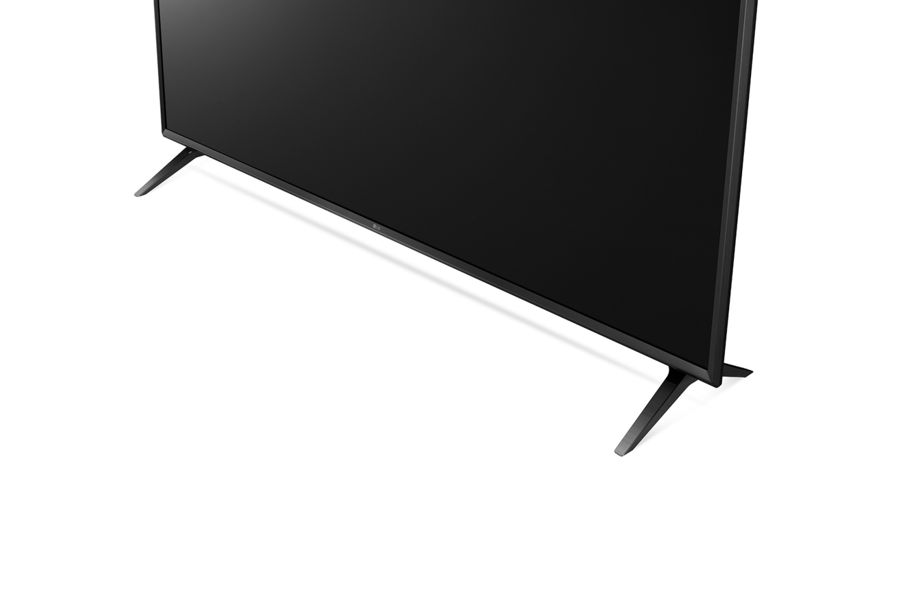 TV nero su una superficie bianca. Il TV ha due gambe angolate e una cornice sottile.