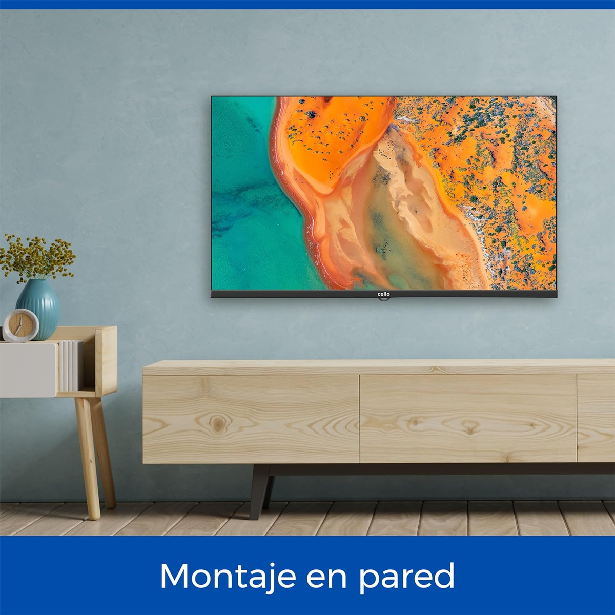 Ein an der Wand befestigter Fernseher mit einem abstrakten Bild. Darunter befindet sich ein niedriger Holzschrank. Blaue Wand.