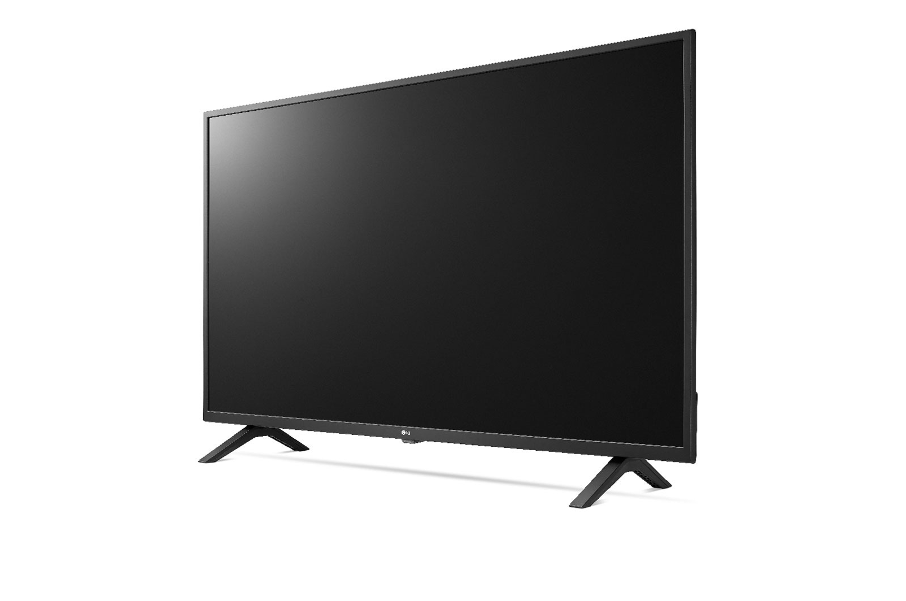TV nero angolato su sfondo bianco. Lo schermo è spento. Supporti neri sostengono la TV.