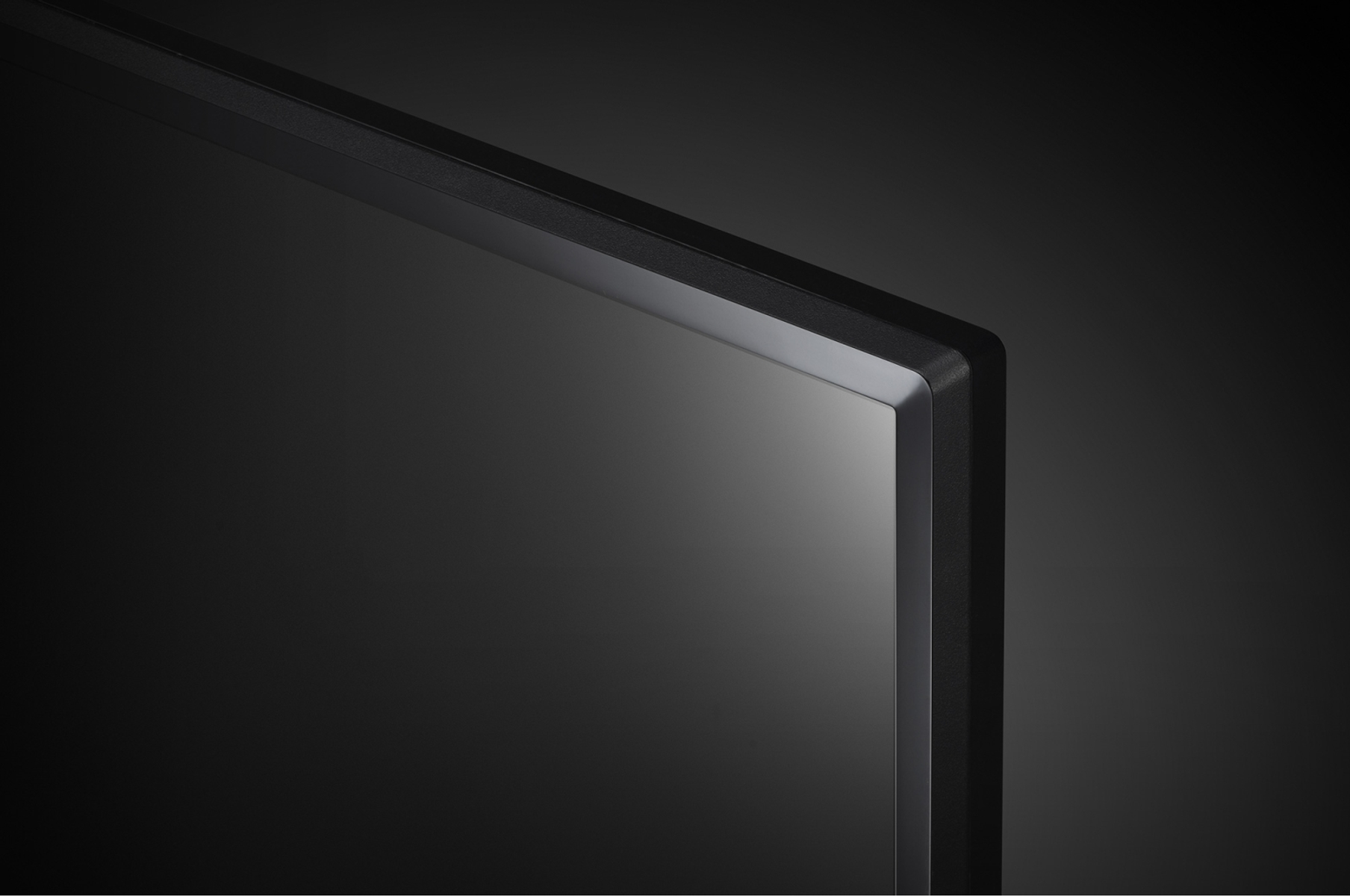 Primo piano di un angolo TV, cornice nera, schermo scuro.