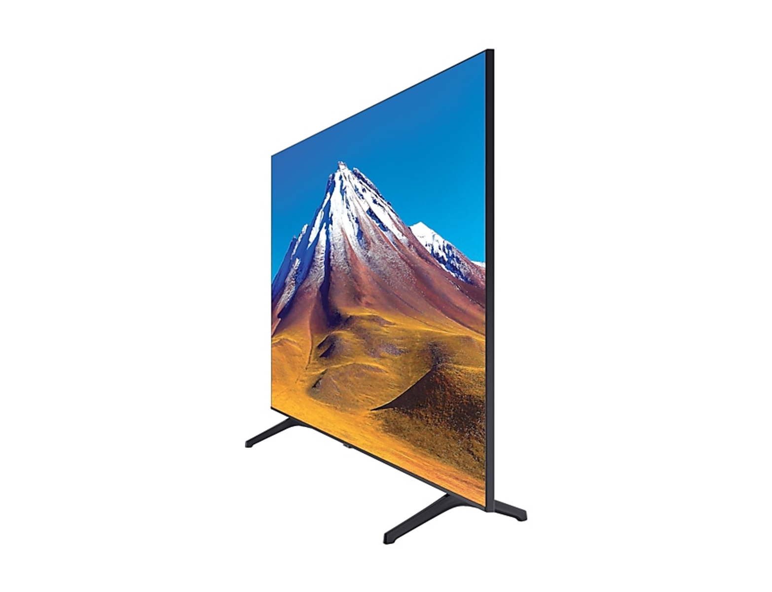 Un televisore Samsung, angolato, che mostra un paesaggio montano con cielo blu.