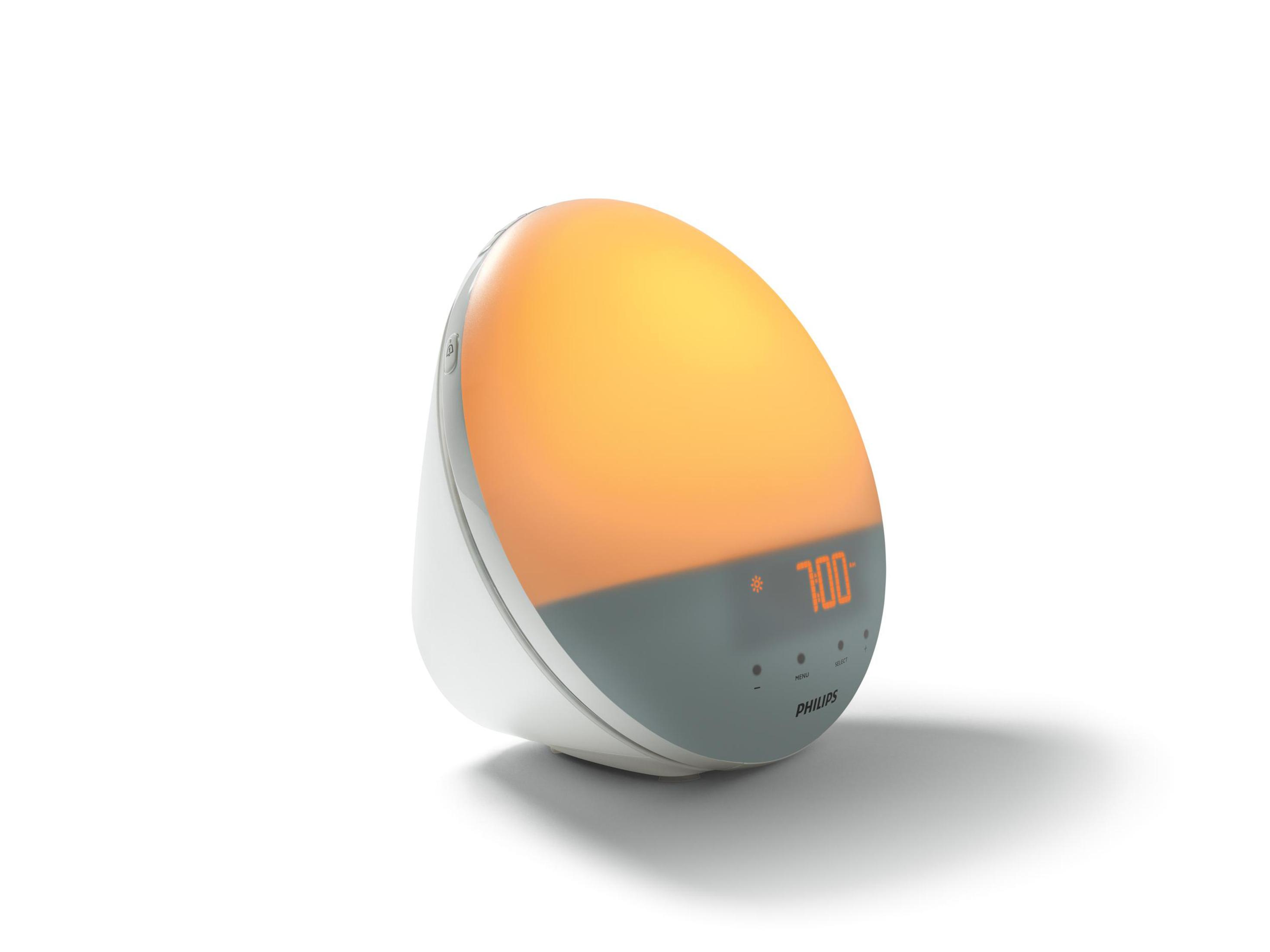 Weiß-grauer Wecker mit orangenem Licht, zeigt die Uhrzeit auf weißem Hintergrund.