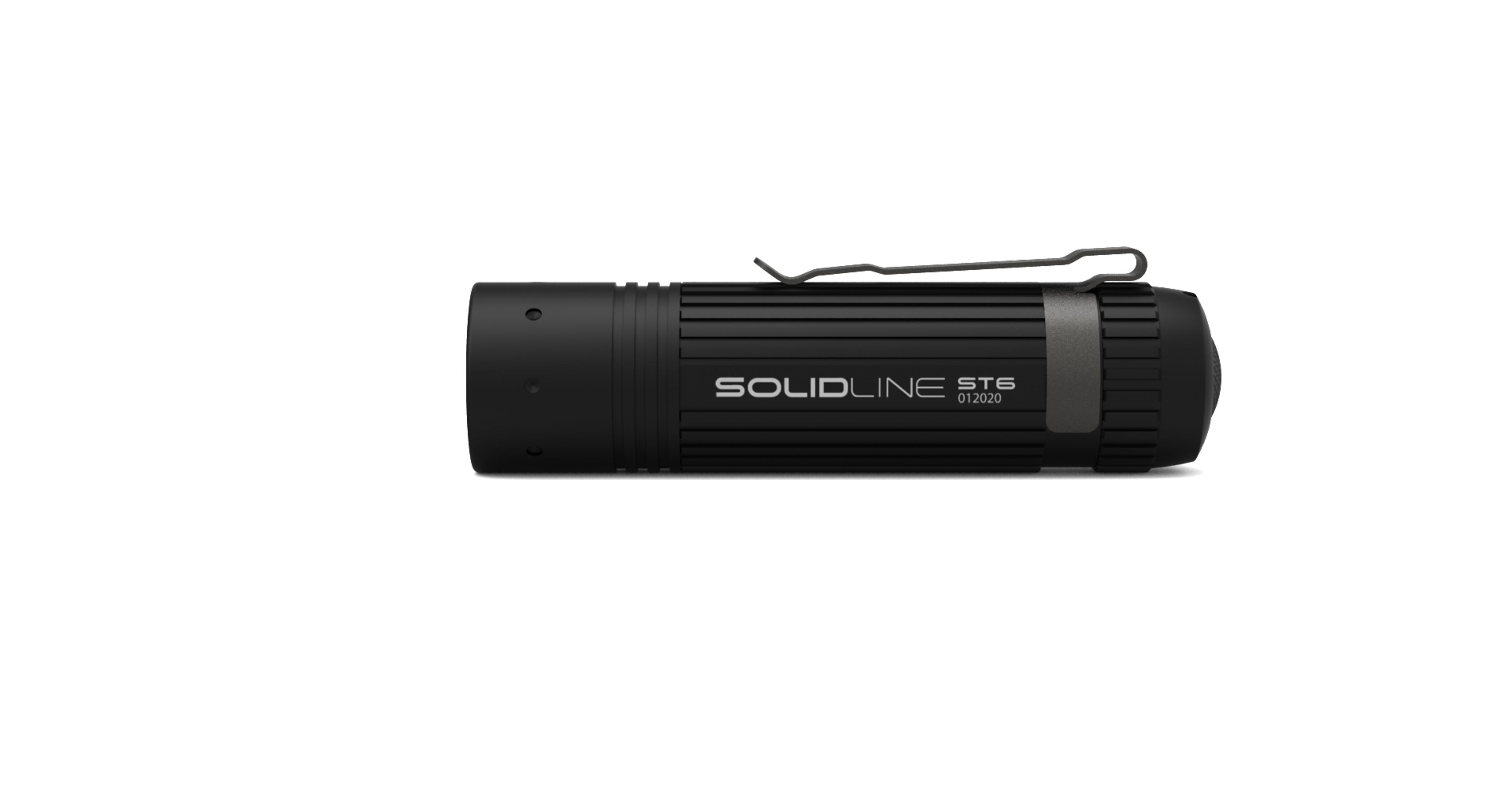 Czarna latarka SOLIDLINE ST6 01/2020 z klipsem, na białym tle.