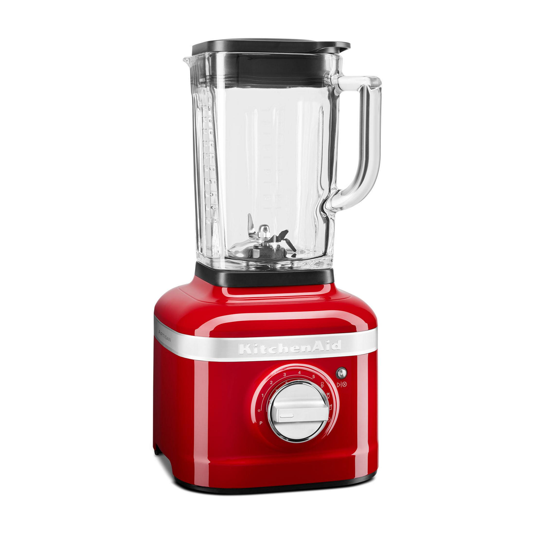 Kırmızı KitchenAid blender. Cam bir kavanozu, siyah bir kapağı ve kadranlı gümüş bir tabanı var.