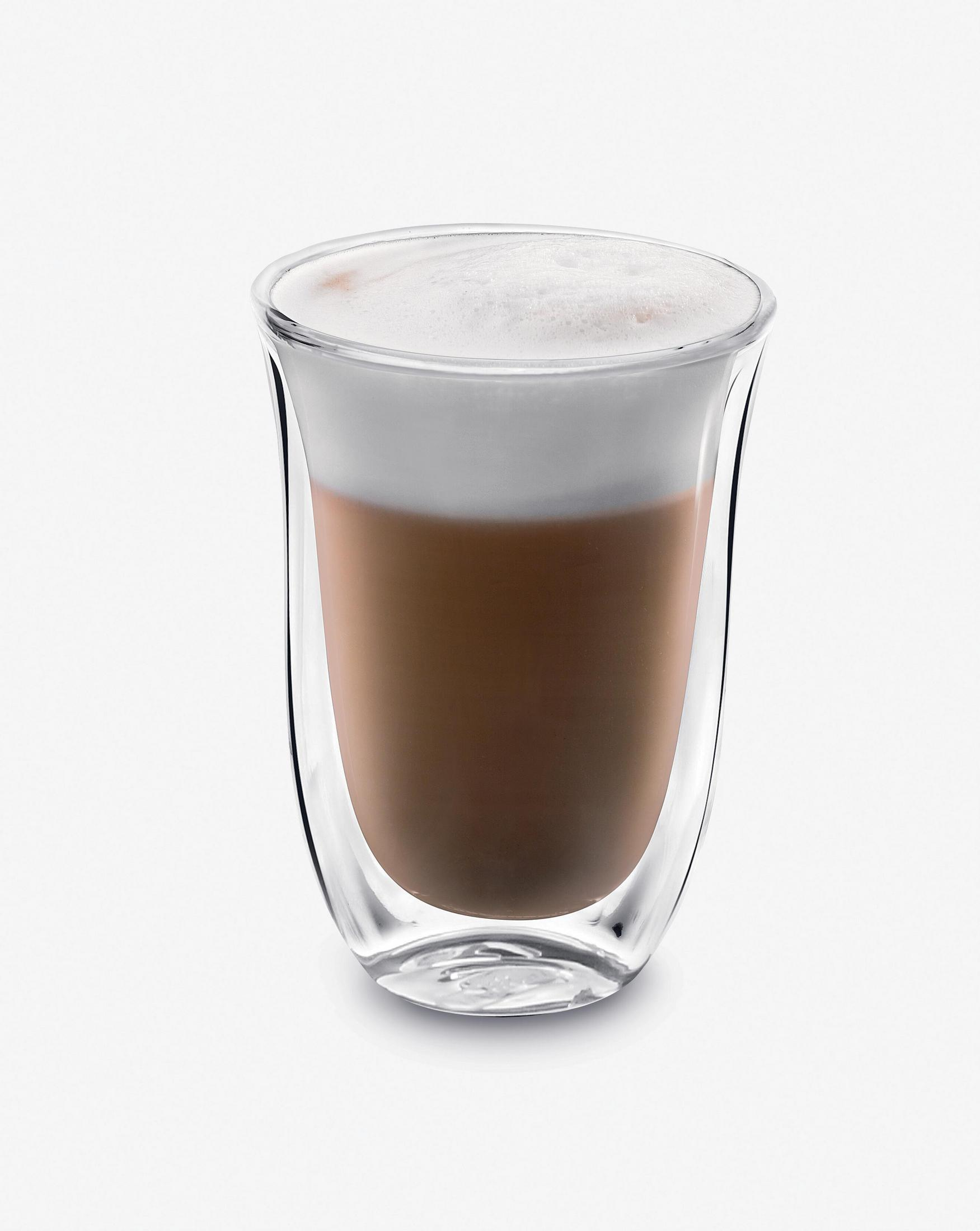 Un vaso con una bebida en capas: café y espuma de leche.