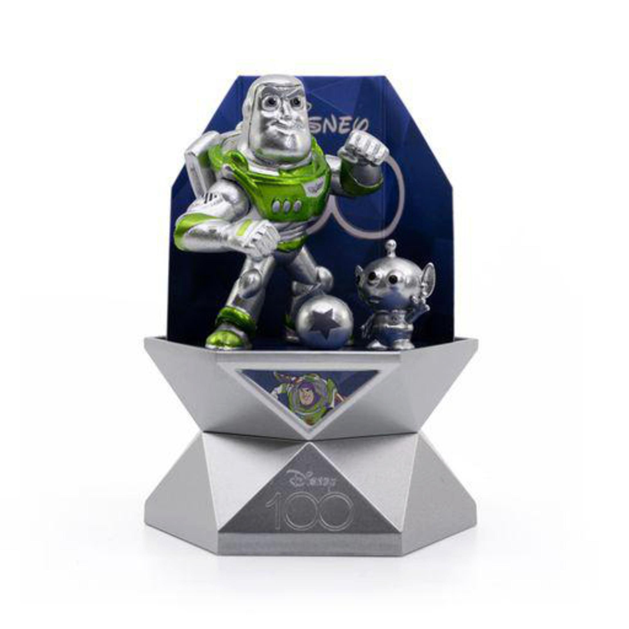 Toy Story Figuren zum 100. Jahrestag von Buzz Lightyear und einem Alien auf einem Präsentationsständer.