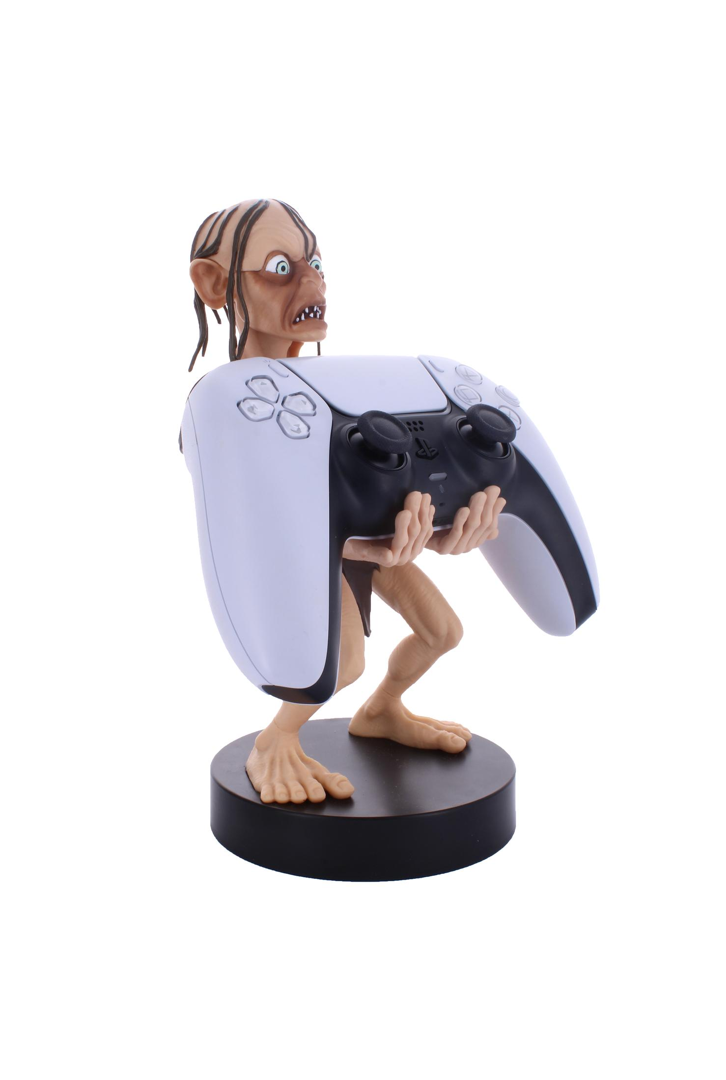 Gollum che tiene un controller PS5 su un supporto nero.