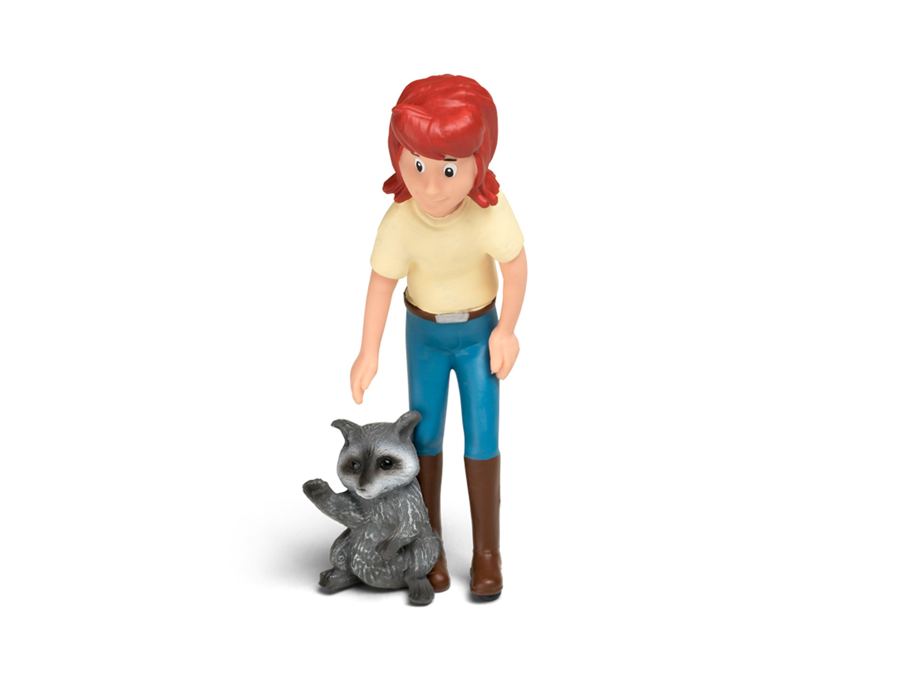 Figur einer Frau mit Waschbär; beide schauen nach vorne auf Weiß.