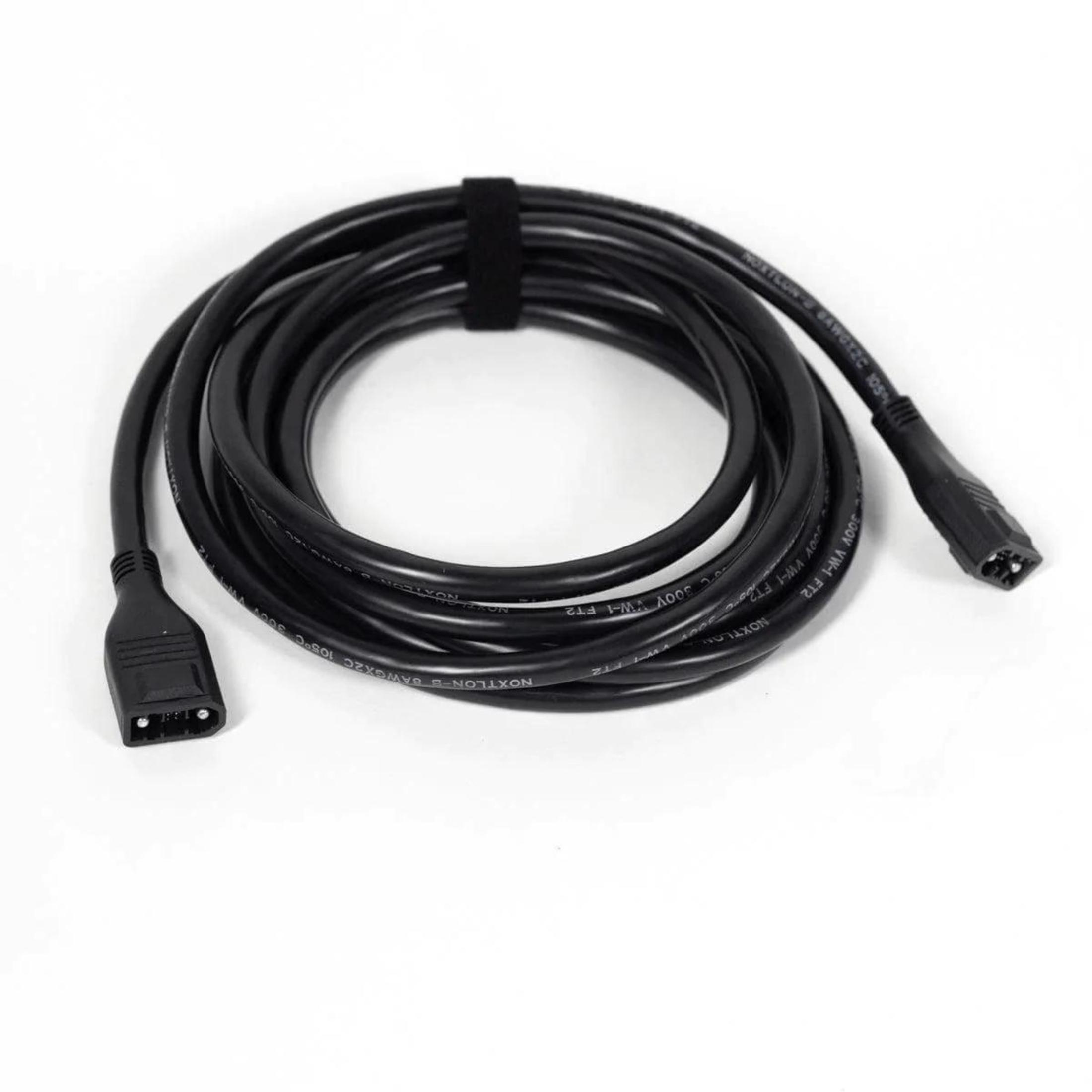 Un cavo USB nero arrotolato su una superficie bianca con connettori a ciascuna estremità.