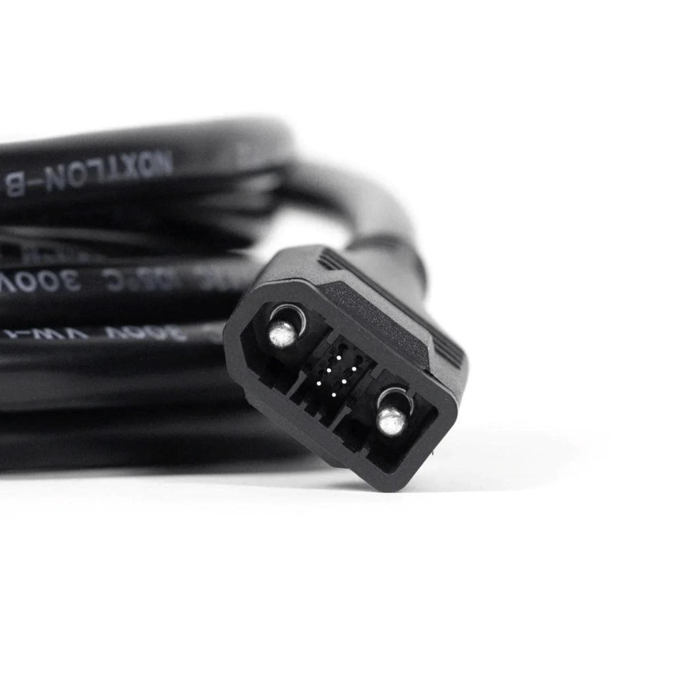 Connettore per cavo di alimentazione nero con pin, su sfondo bianco.