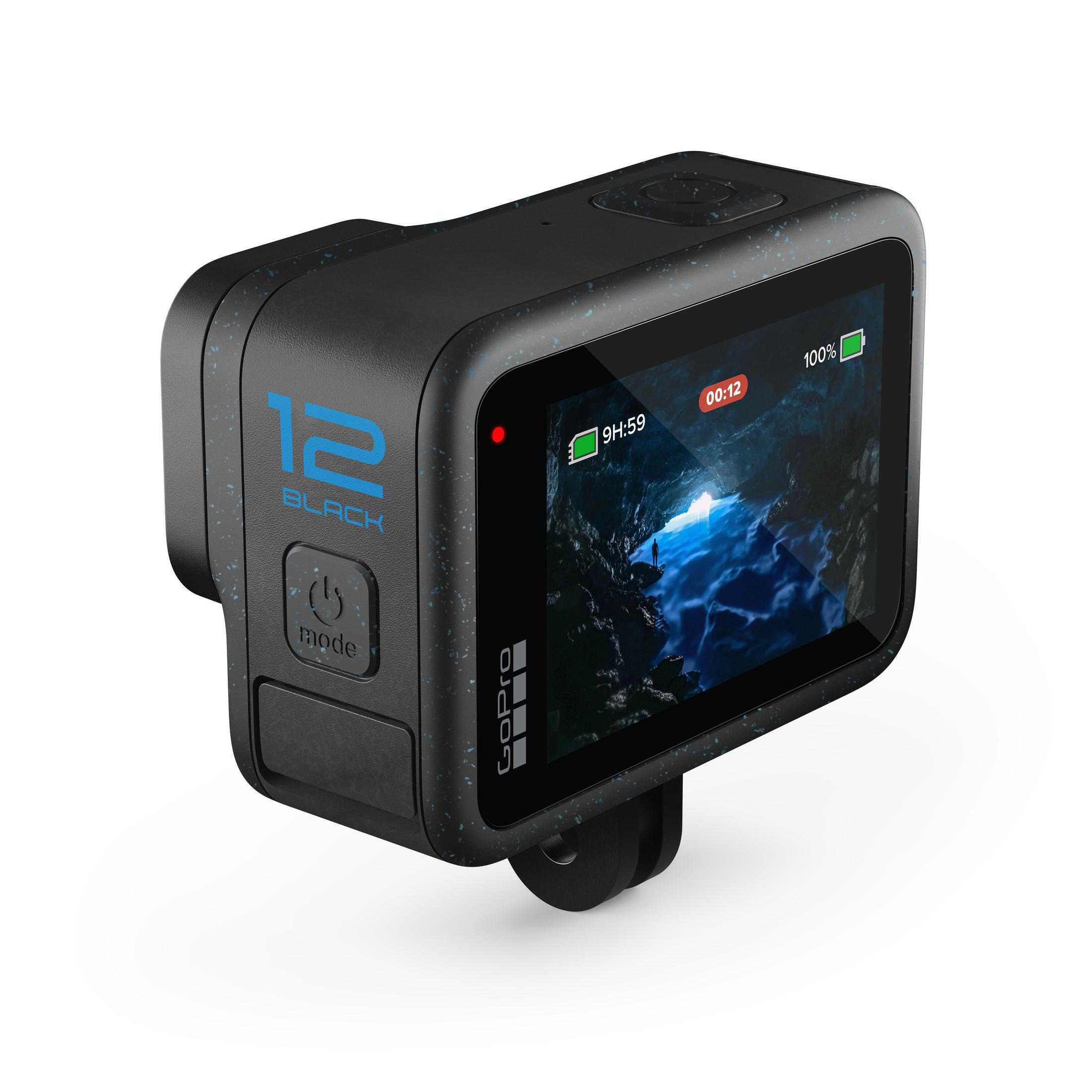 Schwarze GoPro 12 Black Kamera mit einem Bildschirm, der eine Videoaufnahme zeigt. Die Kamera ist auf einer weißen Oberfläche.