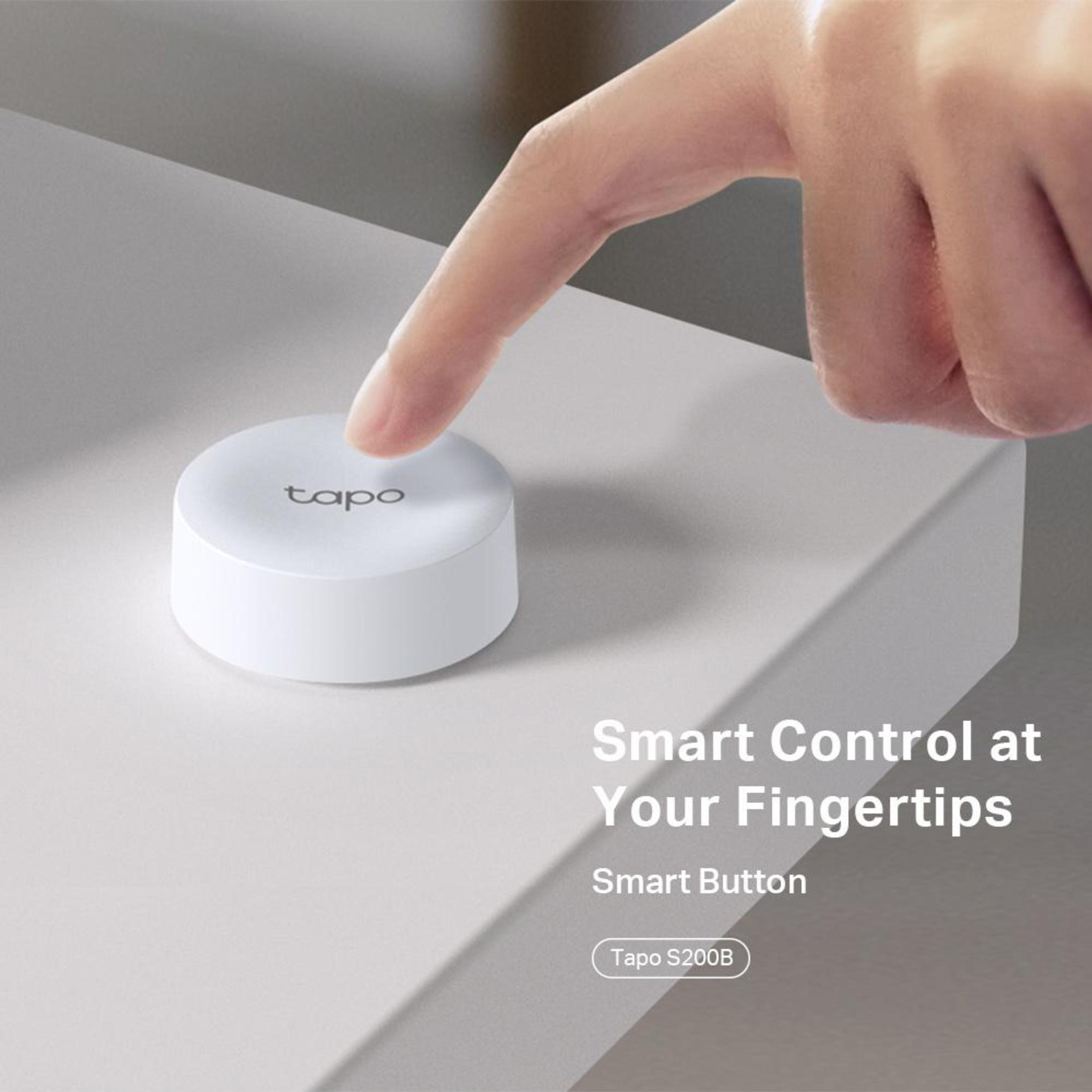Un doigt appuie sur un bouton intelligent Tapo blanc et rond, avec le texte : Smart Control at Your Fingertips.