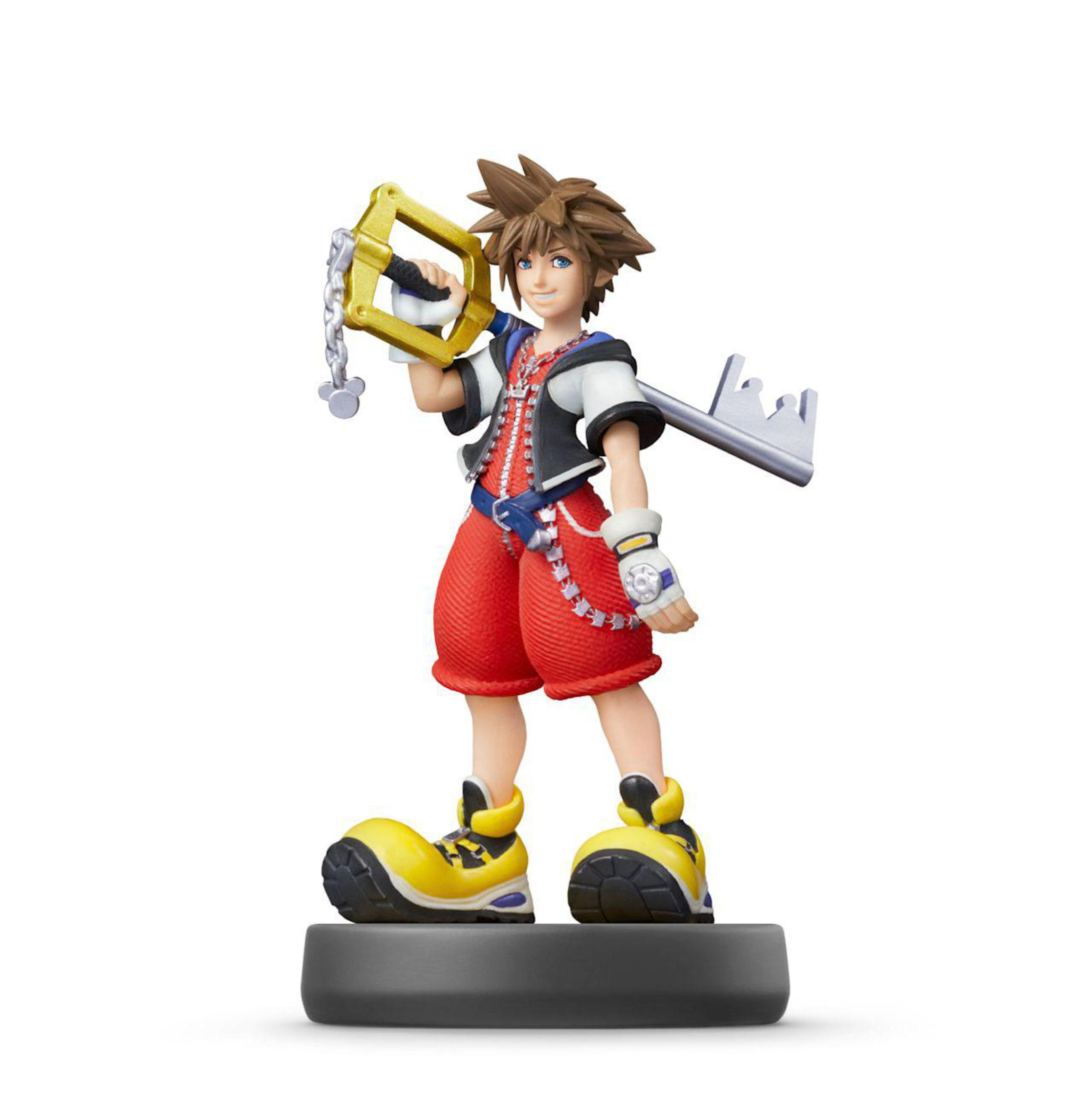 Figurine Sora tenant une Keyblade. Cheveux bruns, short rouge, chaussures jaunes.