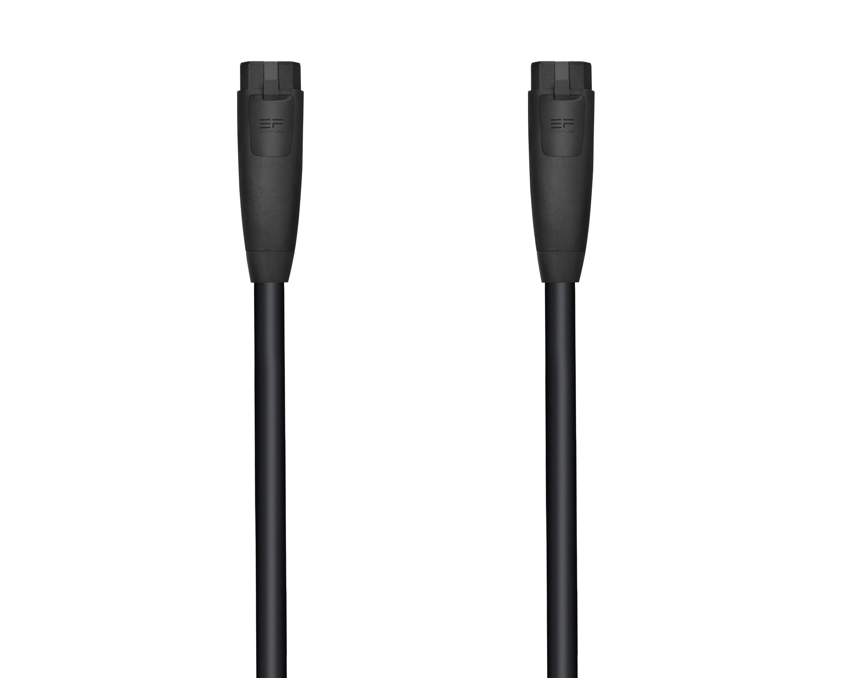 Zwei schwarze USB-Kabel mit schwarzen Steckern, isoliert auf weißem Grund.