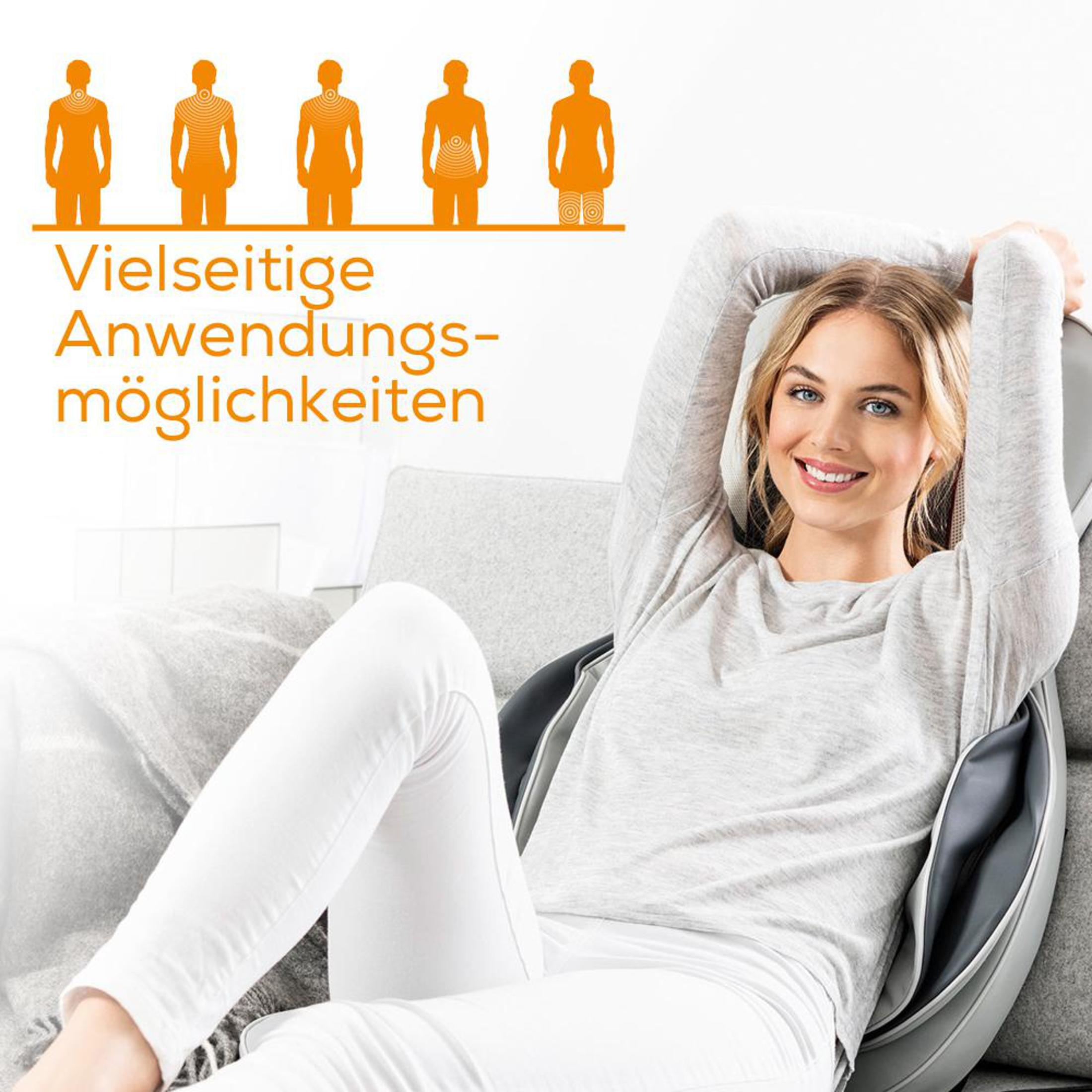 Eine Frau lächelt, sitzt auf einem Massagestuhl. Das Diagramm zeigt Massagebereiche.