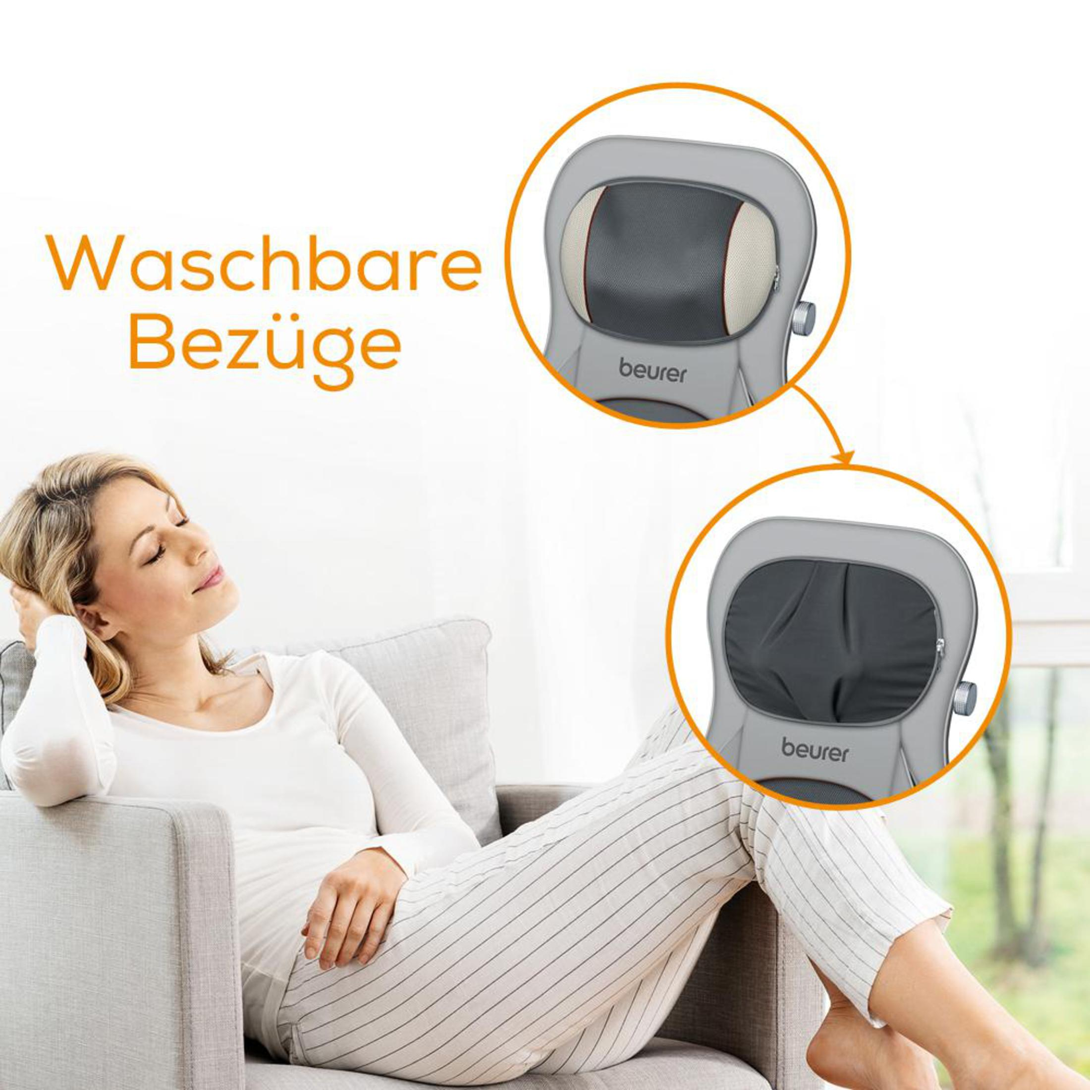 Frau entspannt sich auf dem Sofa mit Massagekissen, Nahaufnahme zeigt Kissendetails.