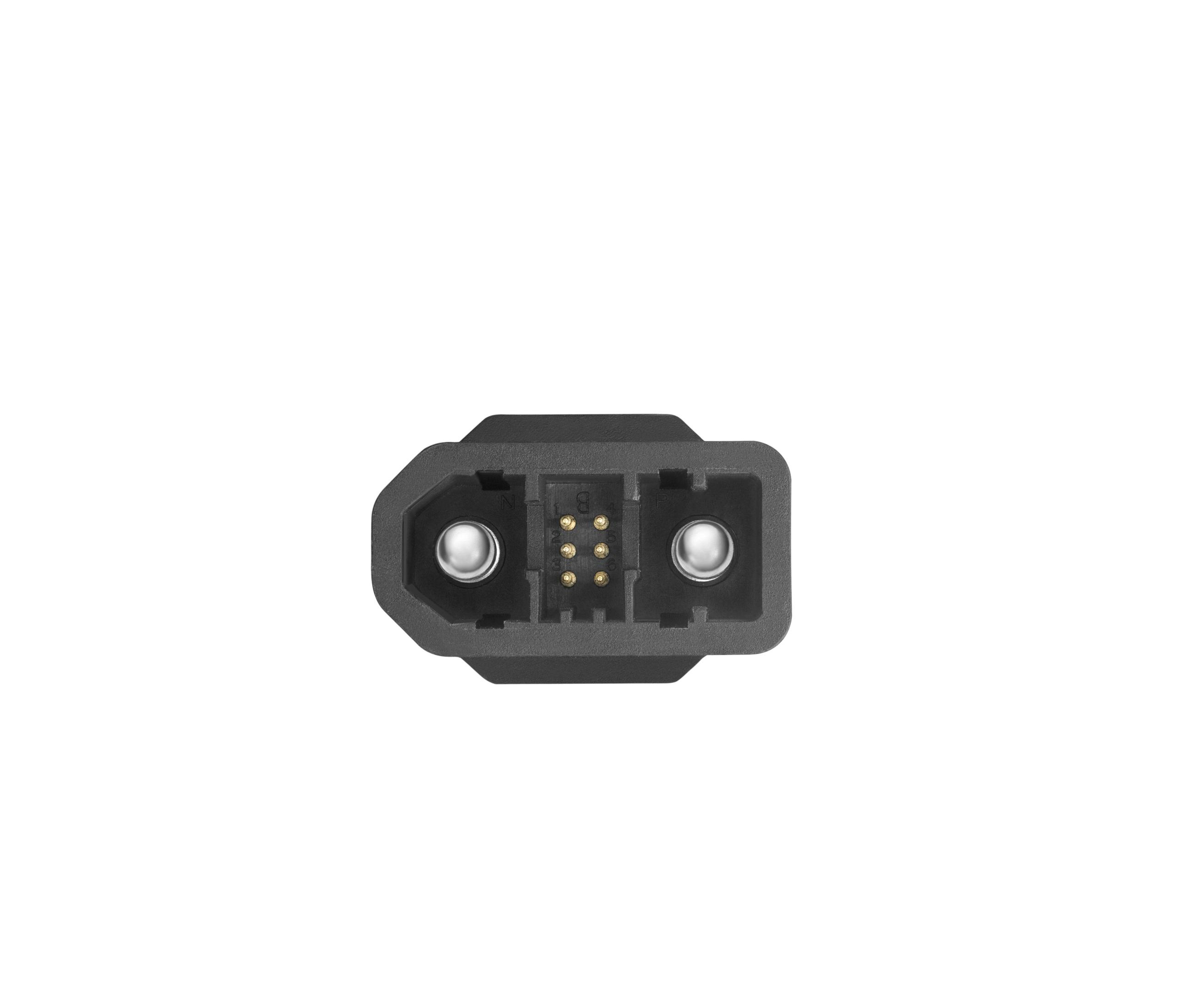 Un connettore elettrico nero con diversi pin, su sfondo bianco.