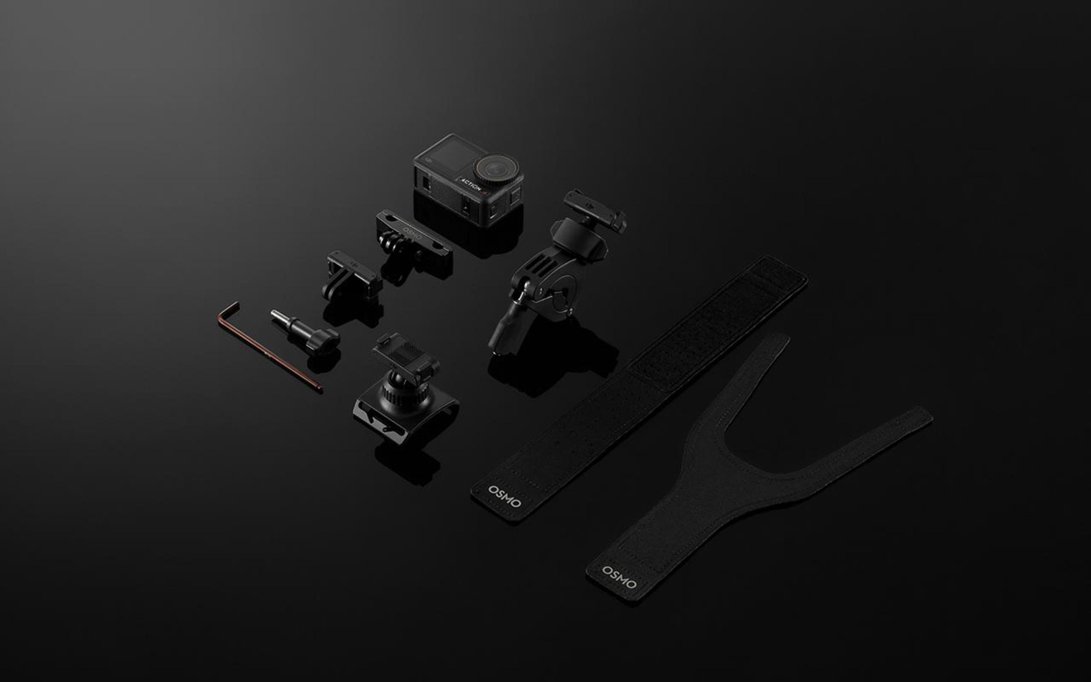 Różne akcesoria do kamer sportowych, w tym kamera, na czarnym tle.