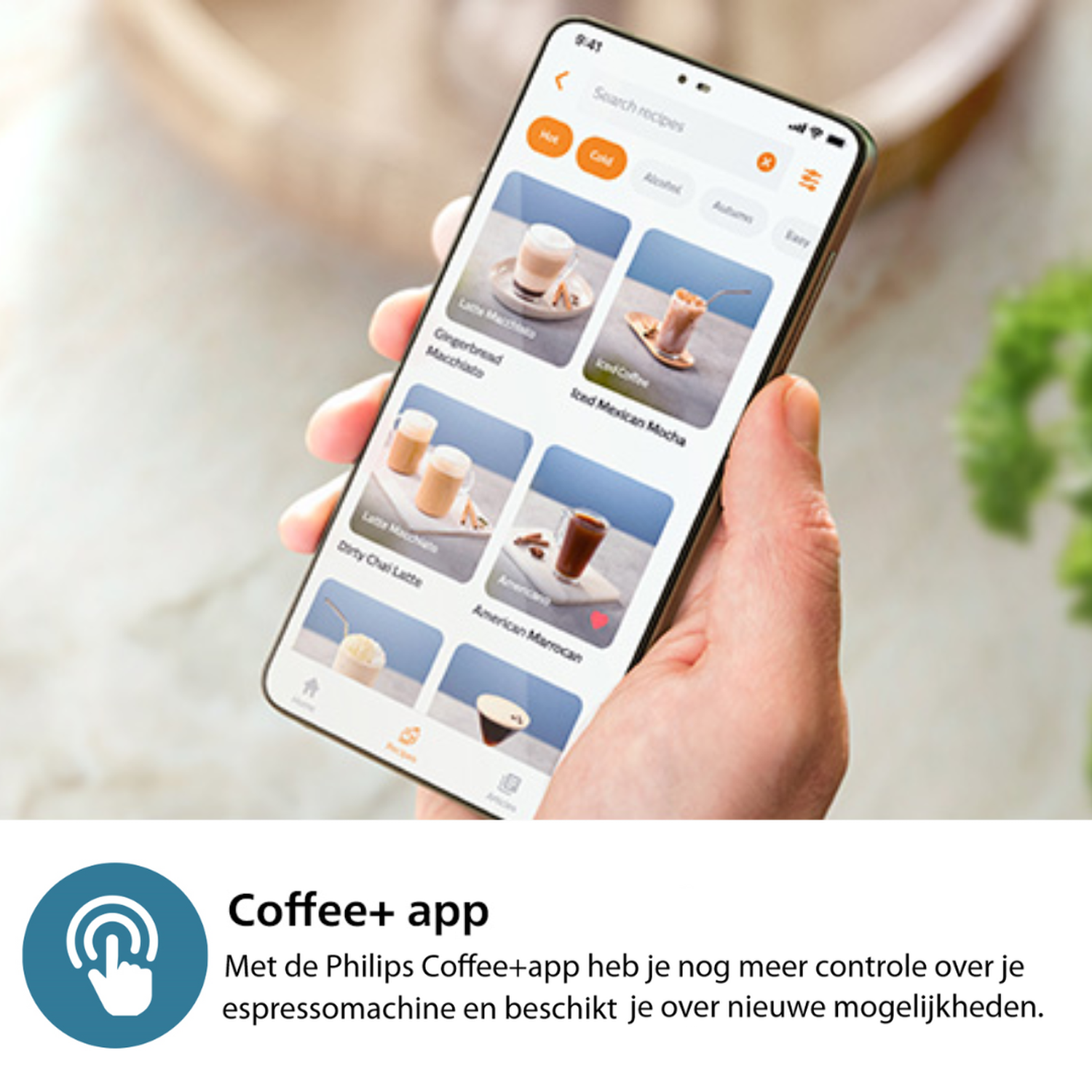Ręka trzymająca telefon z aplikacją Philips z przepisami na kawę.